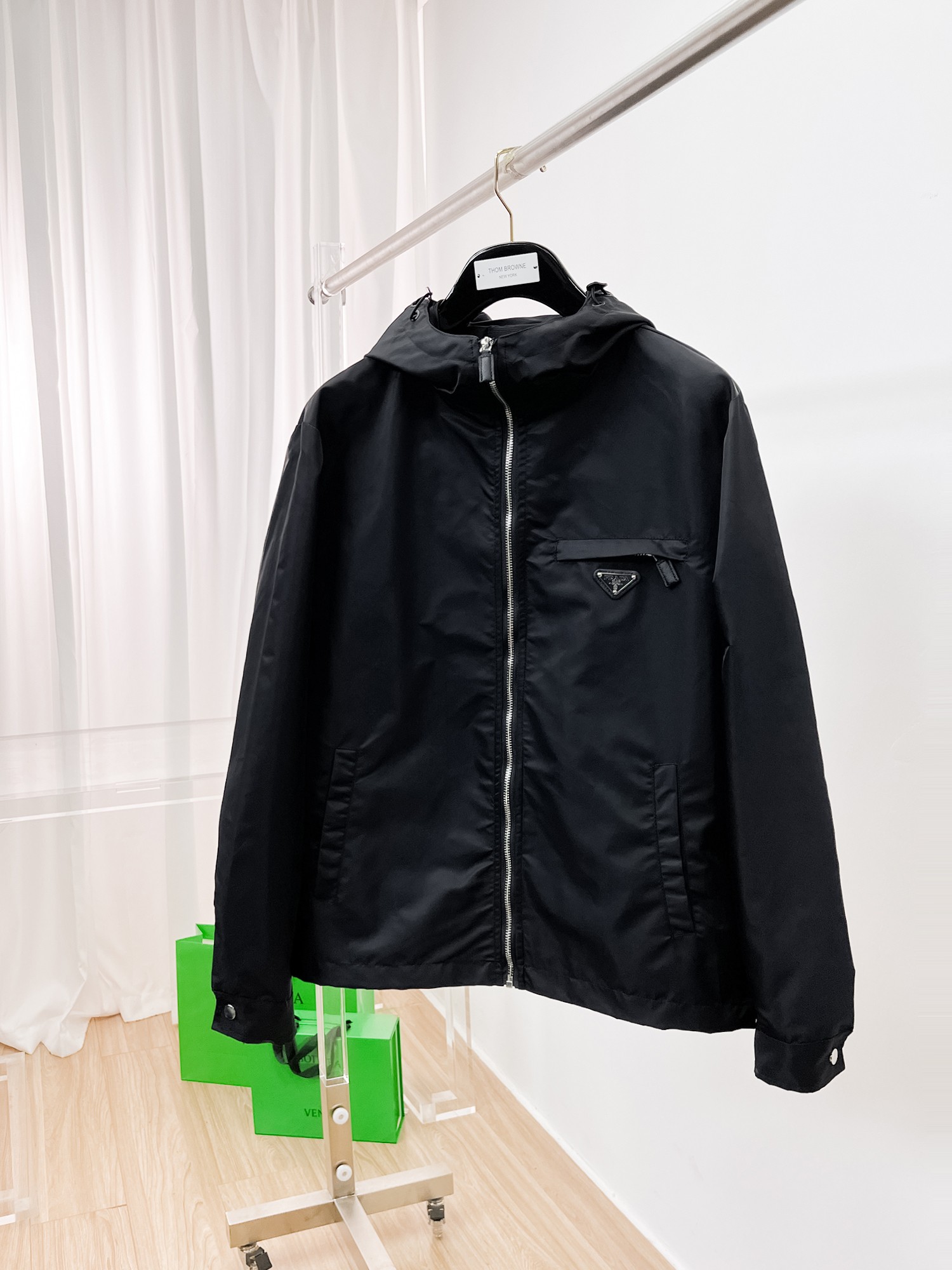 NO:135243,Prada's same model on the official website, released in advance!  2025ss Spring New Men's Jacket, original single three-standard full high-end version!  With hidden hat, customized fabric for counter, high breathability and comfort, impeccable details, brand element design concept, reflecting high quality. The feel is delicate and soft!  It is casually cut, with a great upper body style!  The number of code M~3XL, the maximum wear is 195 catties.,,prada, jackets & coats, jackets & coats,hats,alexander wang19860909普拉达 官网同款,提前发售！2025ss开春新款男士夹克外套,原单三标齐全高端版本！带隐藏帽,专柜定制面料 透气舒适度高,细节无可挑剔,品牌元素设计理念,体现高品质.手感细腻柔软！呈现休闲裁剪,上身版型超赞！码数M～3XL,最大穿195斤.,,prada,jackets & coats,jackets & coats,hats,alexander wang,Men's clothing