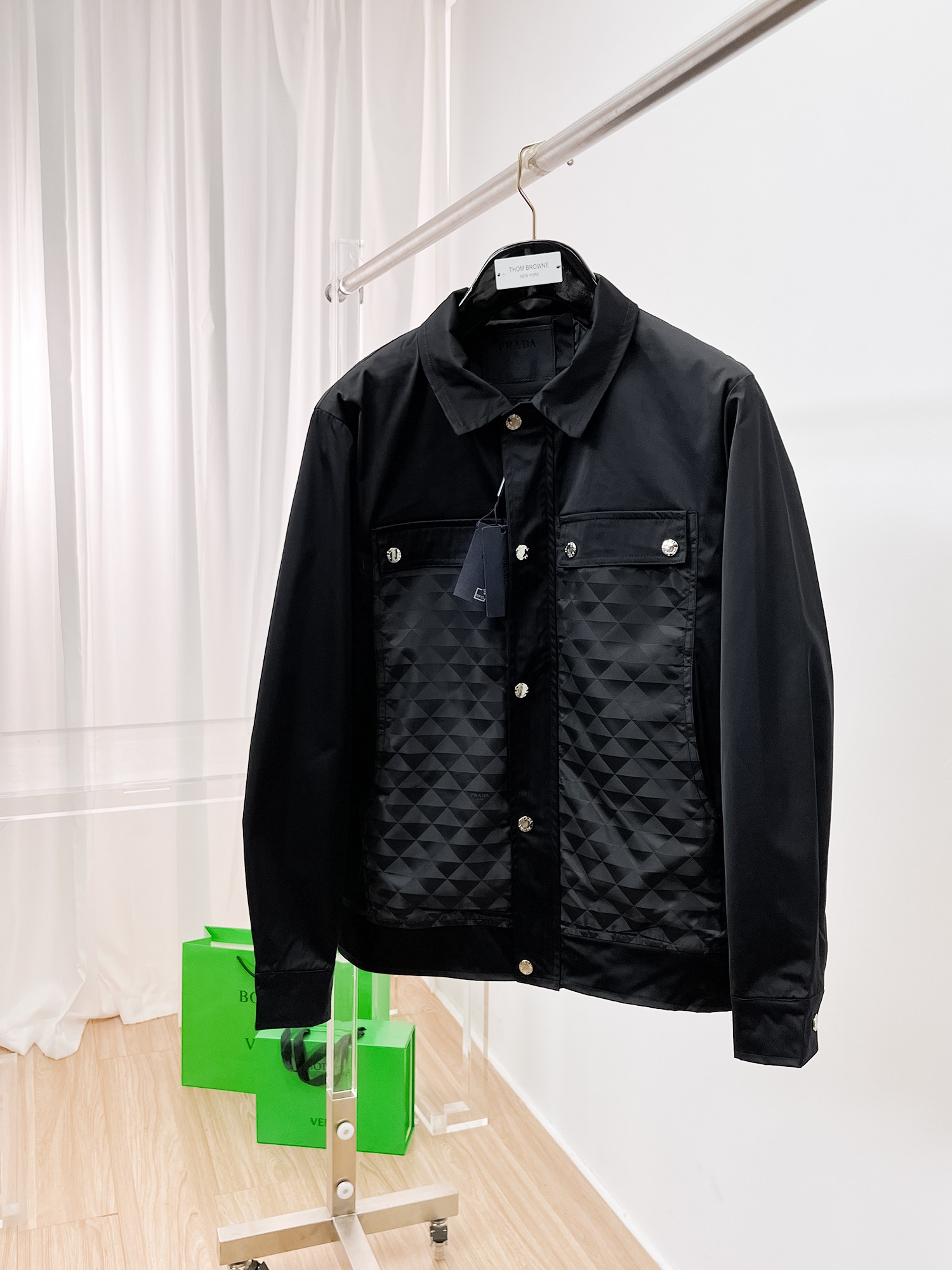 NO:135246,Prada's same model on the official website, released in advance!  2025ss Spring New Men's Jacket, original single three-standard full high-end version!  With hidden hat, customized fabric for counter, high breathability and comfort, impeccable details, brand element design concept, reflecting high quality. The feel is delicate and soft!  It is casually cut, with a great upper body style!  The number of code M~3XL, the maximum wear is 195 catties.,,prada, jackets & coats, jackets & coats,hats,alexander wang19860909普拉达 官网同款,提前发售！2025ss开春新款男士夹克外套,原单三标齐全高端版本！带隐藏帽,专柜定制面料 透气舒适度高,细节无可挑剔,品牌元素设计理念,体现高品质.手感细腻柔软！呈现休闲裁剪,上身版型超赞！码数M～3XL,最大穿195斤.,,prada,jackets & coats,jackets & coats,hats,alexander wang,Men's clothing