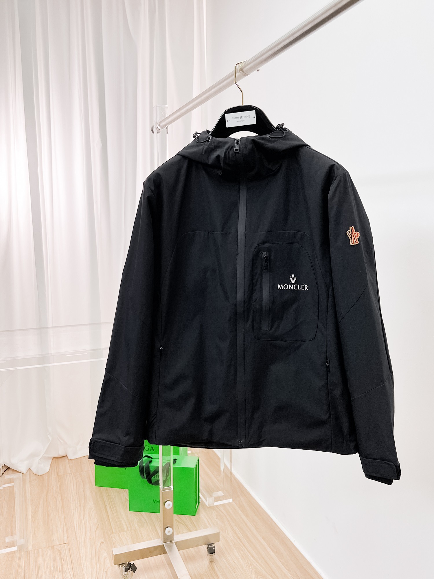 NO:135248,The same style on the official website, released in advance!  2025ss Spring New Men's Jacket, original single three-standard full high-end version!  With hidden hat, customized fabric for counter, high breathability and comfort, impeccable details, brand element design concept, reflecting high quality. The feel is delicate and soft!  It is casually cut, with a great upper body style!  The size M~3XL, the maximum wear is 195 catties., Moncler, jackets & coats, jackets & coats, hats, alexander wang19860909蒙口 官网同款,提前发售！2025ss开春新款男士夹克外套,原单三标齐全高端版本！带隐藏帽,专柜定制面料 透气舒适度高,细节无可挑剔,品牌元素设计理念,体现高品质.手感细腻柔软！呈现休闲裁剪,上身版型超赞！码数M～3XL,最大穿195斤.,,Moncler,jackets & coats,jackets & coats,hats,alexander wang,Men's clothing