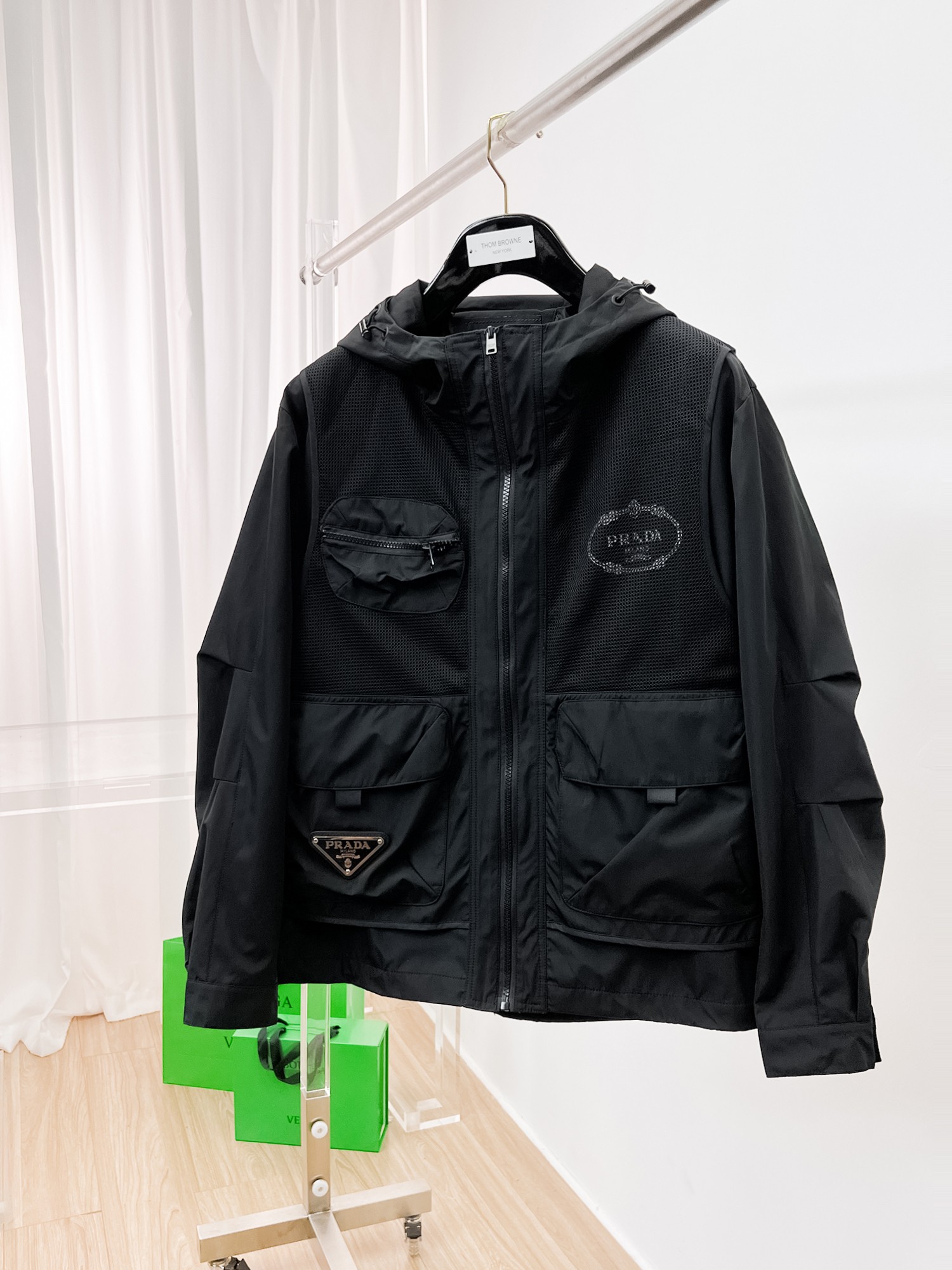 NO:135268,Prada's same model on the official website, released in advance!  2025ss Spring New Men's Jacket, original single three-standard full high-end version!  With hidden hat, customized fabric for counter, high breathability and comfort, impeccable details, brand element design concept, reflecting high quality. The feel is delicate and soft!  It is casually cut, with a great upper body style!  The number of code M~3XL, the maximum wear is 195 catties.,,prada, jackets & coats, jackets & coats,hats,alexander wang19860909普拉达 官网同款,提前发售！2025ss开春新款男士夹克外套,原单三标齐全高端版本！带隐藏帽,专柜定制面料 透气舒适度高,细节无可挑剔,品牌元素设计理念,体现高品质.手感细腻柔软！呈现休闲裁剪,上身版型超赞！码数M～3XL,最大穿195斤.,,prada,jackets & coats,jackets & coats,hats,alexander wang,Men's clothing