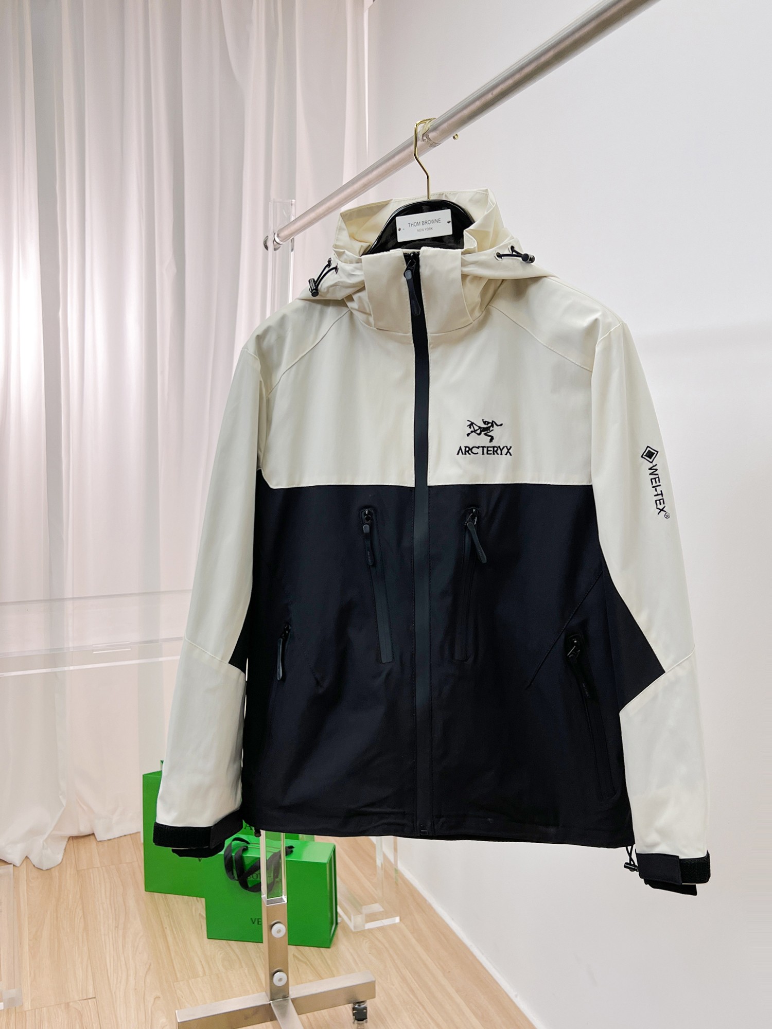 NO:135271,Archaeopteryx is the same as the official website, and is released in advance!  2025ss Spring New Men's Jacket, original single three-standard full high-end version!  With hidden hat, customized fabric for counter, high breathability and comfort, impeccable details, brand element design concept, reflecting high quality. The feel is delicate and soft!  It is casually cut, with a great upper body style!  Number of code M~3XL, maximum wear 195 catties.,arc'teryx,jackets & coats,jackets & coats,hats,alexander wang19860909始祖鸟 官网同款,提前发售！2025ss开春新款男士夹克外套,原单三标齐全高端版本！带隐藏帽,专柜定制面料 透气舒适度高,细节无可挑剔,品牌元素设计理念,体现高品质.手感细腻柔软！呈现休闲裁剪,上身版型超赞！码数M～3XL,最大穿195斤.,arc'teryx,jackets & coats,jackets & coats,hats,alexander wang,Men's clothing