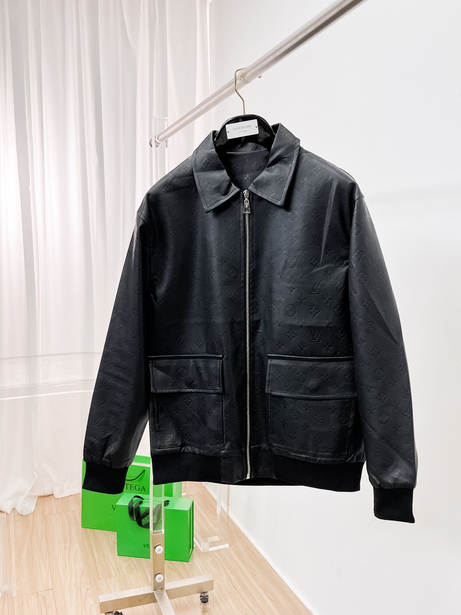 NO:135250,The same model on the official website of LV, released in advance!  2025ss New men's leather jacket jacket for spring, original single three-standard high-end version!  With hidden hat, customized fabric for counter, high breathability and comfort, impeccable details, brand element design concept, reflecting high quality. The feel is delicate and soft!  It is casually cut, with a great upper body style!  Number of code M~3XL, maximum wear 195 catties., louis vuitton, jackets & coats, jackets & coats, leather jacket, hats, alexander wang19860909LV 官网同款,提前发售！2025ss开春新款男士皮衣夹克外套,原单三标齐全高端版本！带隐藏帽,专柜定制面料 透气舒适度高,细节无可挑剔,品牌元素设计理念,体现高品质.手感细腻柔软！呈现休闲裁剪,上身版型超赞！码数M～3XL,最大穿195斤.,,louis vuitton,jackets & coats,jackets & coats,leather jacket,hats,alexander wang,Men's clothing