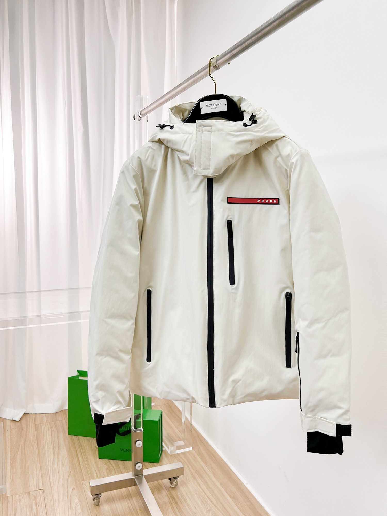 NO:680765,Prada ss winter new fashion top down jacket is filled with imported down, the highest quality on the market, imported fabrics, the highest lining standards, no down, all accessories and hardware are custom-made from the original factory, 10 years of focus on clothing production, ensuring the smoothness of each piece of clothing, the Rolls Royce of the down jacket industry, sizes M-L-XL-2XL-3XL,, prada, down jacket,19860909普拉达 ss冬季新品时尚顶级羽绒服 填充进口羽绒朵,市面最高品质,进口面料,里布最高标准,绝不跑绒,辅料五金全部原厂定做,10年专注服装生产,保证每件衣服的平整性,羽绒服界的劳斯莱斯 尺码M-L-XL-2XL-3XL,,prada,down jacket,,Men's clothing