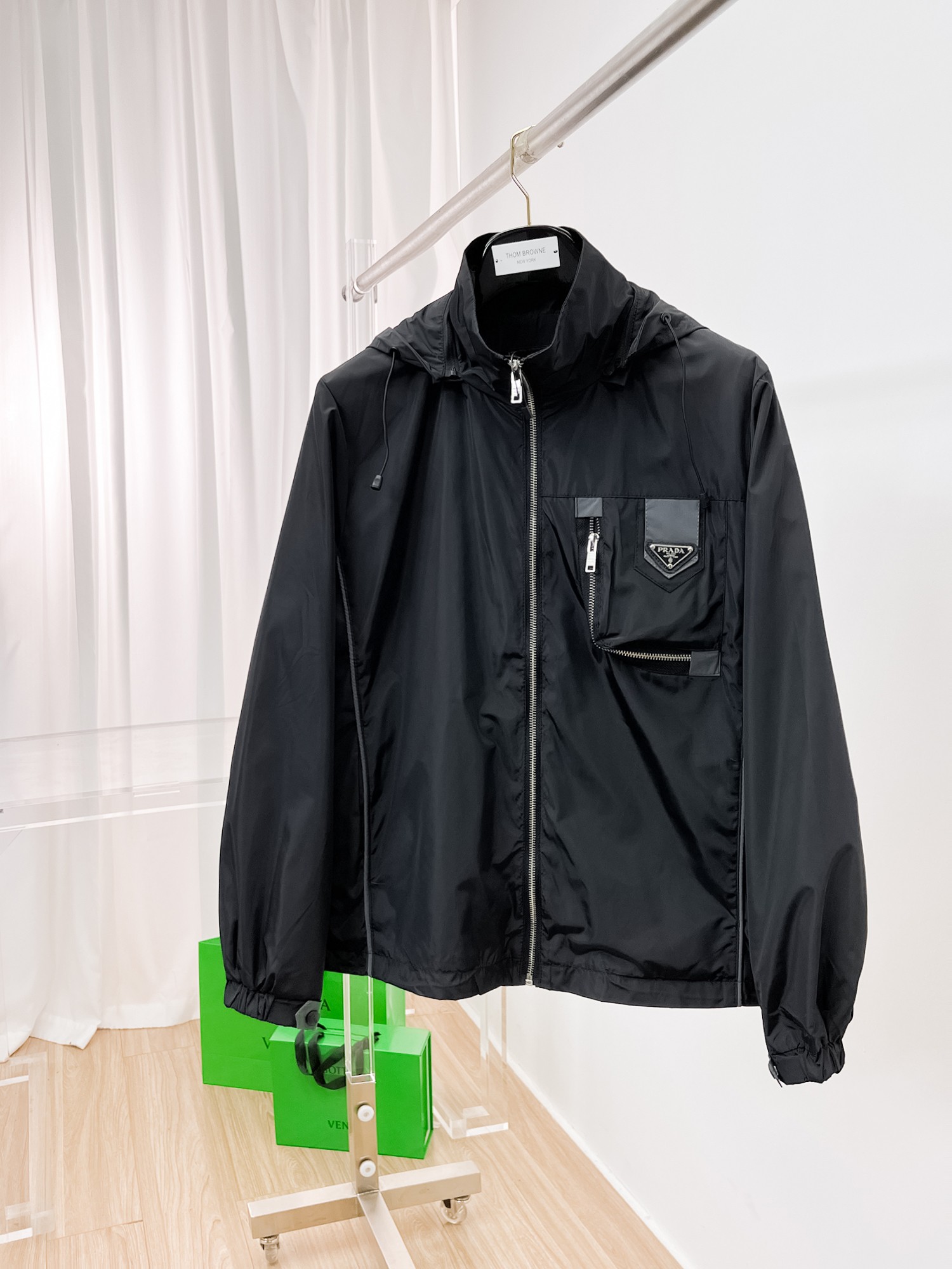 NO:135257,Prada's same model on the official website, released in advance!  2025ss Spring New Men's Jacket, original single three-standard full high-end version!  With hidden hat, customized fabric for counter, high breathability and comfort, impeccable details, brand element design concept, reflecting high quality. The feel is delicate and soft!  It is casually cut, with a great upper body style!  The number of code M~3XL, the maximum wear is 195 catties.,,prada, jackets & coats, jackets & coats,hats,alexander wang19860909普拉达 官网同款,提前发售！2025ss开春新款男士夹克外套,原单三标齐全高端版本！带隐藏帽,专柜定制面料 透气舒适度高,细节无可挑剔,品牌元素设计理念,体现高品质.手感细腻柔软！呈现休闲裁剪,上身版型超赞！码数M～3XL,最大穿195斤.,,prada,jackets & coats,jackets & coats,hats,alexander wang,Men's clothing