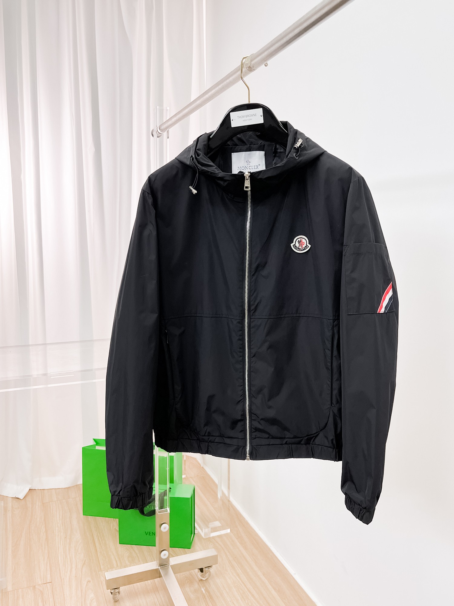 NO:135240,The same style on the official website, released in advance!  2025ss Spring New Men's Jacket, original single three-standard full high-end version!  With hidden hat, customized fabric for counter, high breathability and comfort, impeccable details, brand element design concept, reflecting high quality. The feel is delicate and soft!  It is casually cut, with a great upper body style!  The size M~3XL, the maximum wear is 195 catties., Moncler, jackets & coats, jackets & coats, hats, alexander wang19860909蒙口 官网同款,提前发售！2025ss开春新款男士夹克外套,原单三标齐全高端版本！带隐藏帽,专柜定制面料 透气舒适度高,细节无可挑剔,品牌元素设计理念,体现高品质.手感细腻柔软！呈现休闲裁剪,上身版型超赞！码数M～3XL,最大穿195斤.,,Moncler,jackets & coats,jackets & coats,hats,alexander wang,Men's clothing