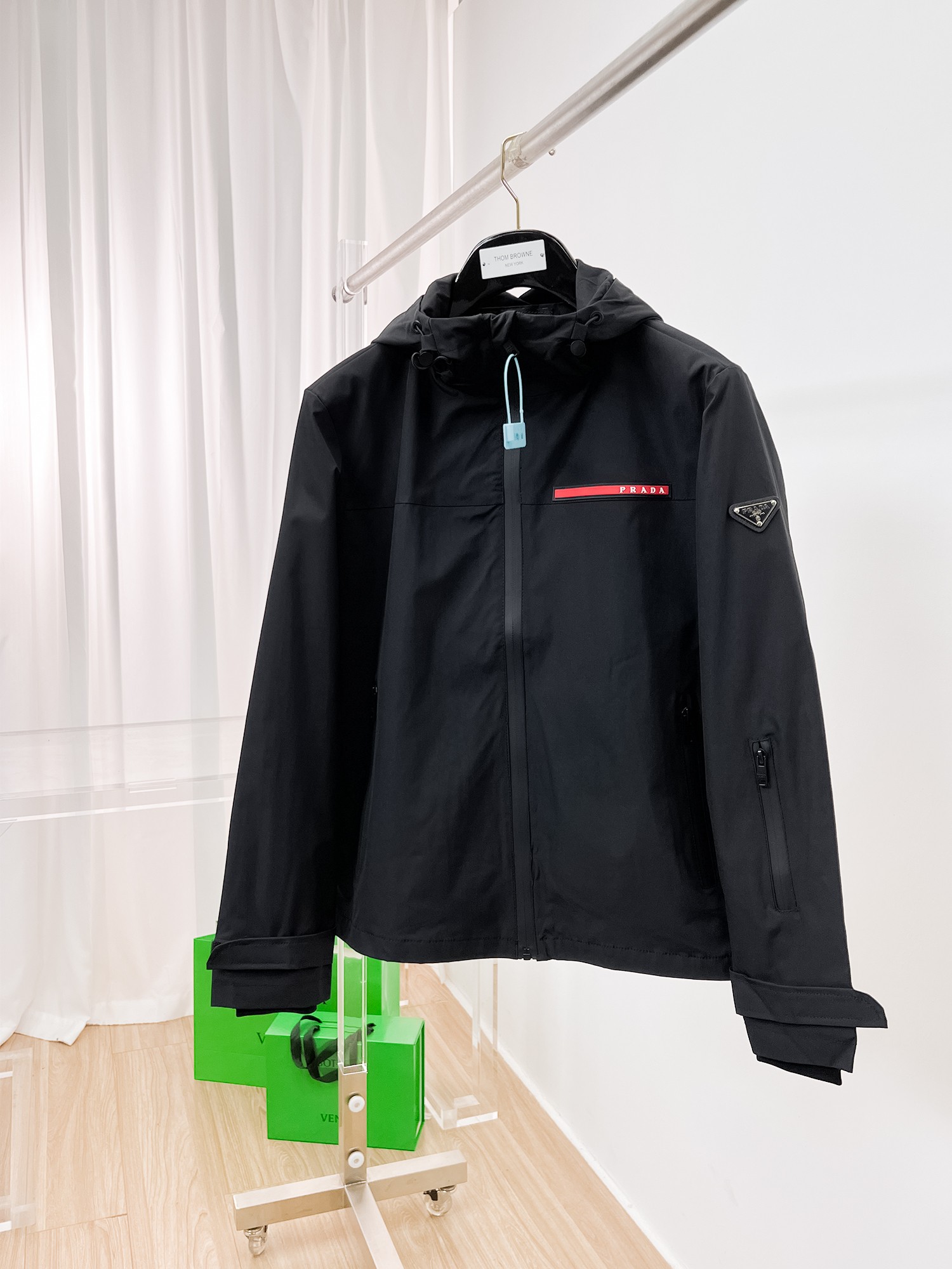 NO:135242,Prada's same model on the official website, released in advance!  2025ss Spring New Men's Jacket, original single three-standard full high-end version!  With hidden hat, customized fabric for counter, high breathability and comfort, impeccable details, brand element design concept, reflecting high quality. The feel is delicate and soft!  It is casually cut, with a great upper body style!  The number of code M~3XL, the maximum wear is 195 catties.,,prada, jackets & coats, jackets & coats,hats,alexander wang19860909普拉达 官网同款,提前发售！2025ss开春新款男士夹克外套,原单三标齐全高端版本！带隐藏帽,专柜定制面料 透气舒适度高,细节无可挑剔,品牌元素设计理念,体现高品质.手感细腻柔软！呈现休闲裁剪,上身版型超赞！码数M～3XL,最大穿195斤.,,prada,jackets & coats,jackets & coats,hats,alexander wang,Men's clothing