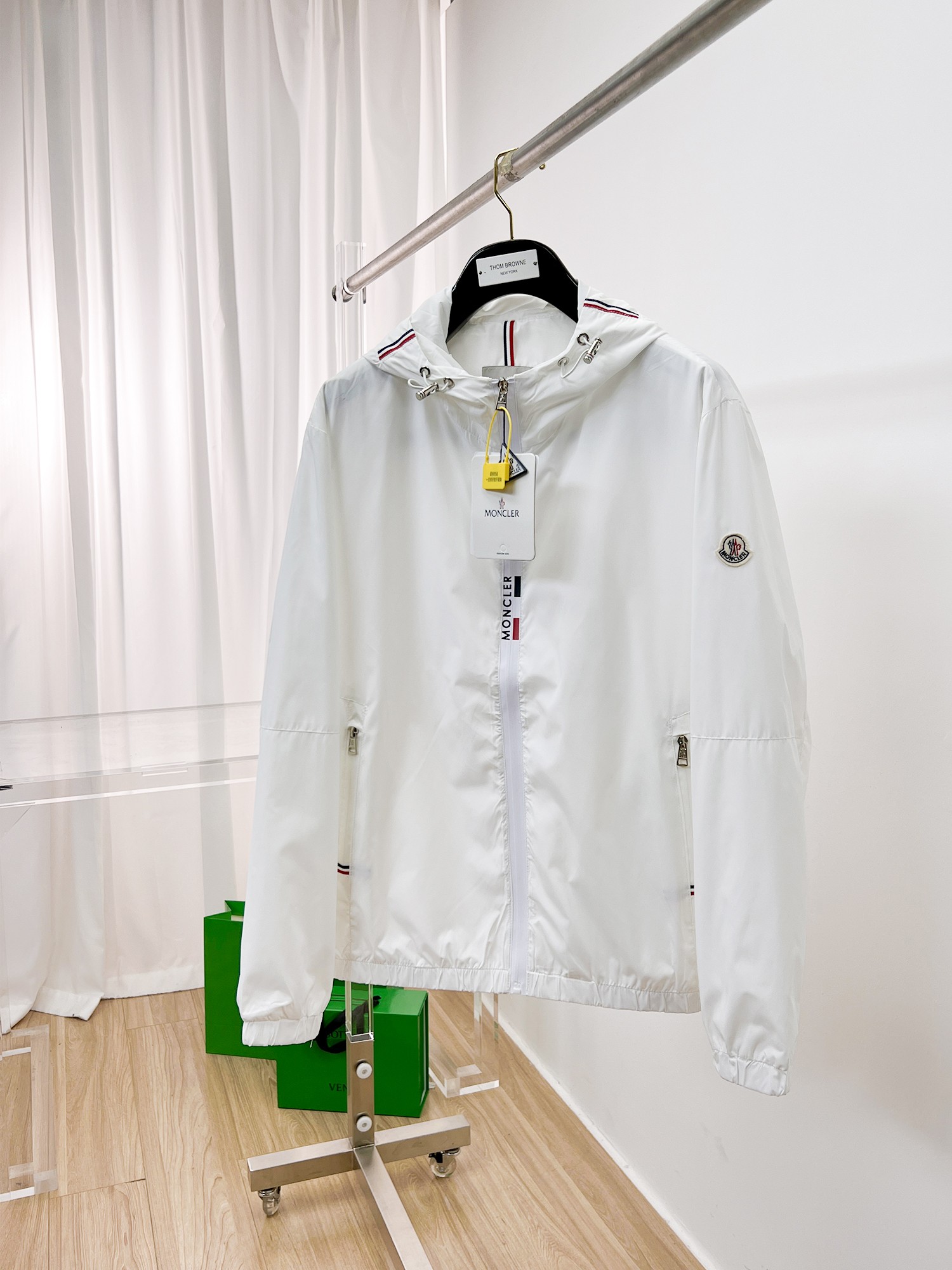 NO:135244,The same style on the official website, released in advance!  2025ss Spring New Men's Jacket, original single three-standard full high-end version!  With hidden hat, customized fabric for counter, high breathability and comfort, impeccable details, brand element design concept, reflecting high quality. The feel is delicate and soft!  It is casually cut, with a great upper body style!  The size M~3XL, the maximum wear is 195 catties., Moncler, jackets & coats, jackets & coats, hats, alexander wang19860909蒙口 官网同款,提前发售！2025ss开春新款男士夹克外套,原单三标齐全高端版本！带隐藏帽,专柜定制面料 透气舒适度高,细节无可挑剔,品牌元素设计理念,体现高品质.手感细腻柔软！呈现休闲裁剪,上身版型超赞！码数M～3XL,最大穿195斤.,,Moncler,jackets & coats,jackets & coats,hats,alexander wang,Men's clothing