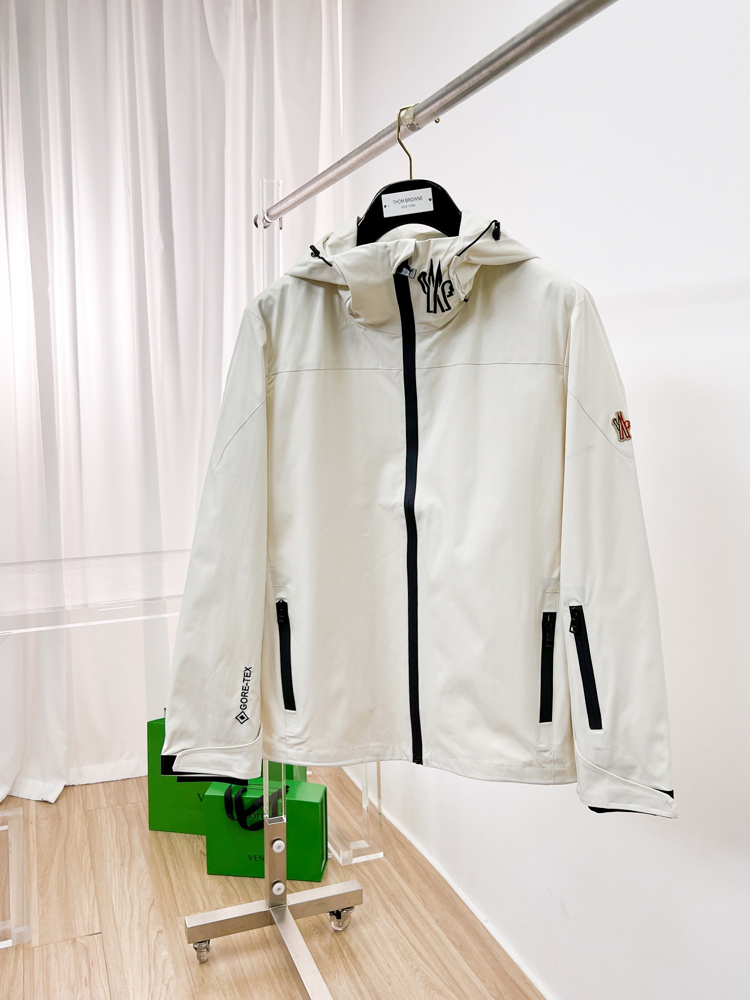 NO:135253,The same style on the official website, released in advance!  2025ss Spring New Men's Jacket, original single three-standard full high-end version!  With hidden hat, customized fabric for counter, high breathability and comfort, impeccable details, brand element design concept, reflecting high quality. The feel is delicate and soft!  It is casually cut, with a great upper body style!  The size M~3XL, the maximum wear is 195 catties., Moncler, jackets & coats, jackets & coats, hats, alexander wang19860909蒙口 官网同款,提前发售！2025ss开春新款男士夹克外套,原单三标齐全高端版本！带隐藏帽,专柜定制面料 透气舒适度高,细节无可挑剔,品牌元素设计理念,体现高品质.手感细腻柔软！呈现休闲裁剪,上身版型超赞！码数M～3XL,最大穿195斤.,,Moncler,jackets & coats,jackets & coats,hats,alexander wang,Men's clothing