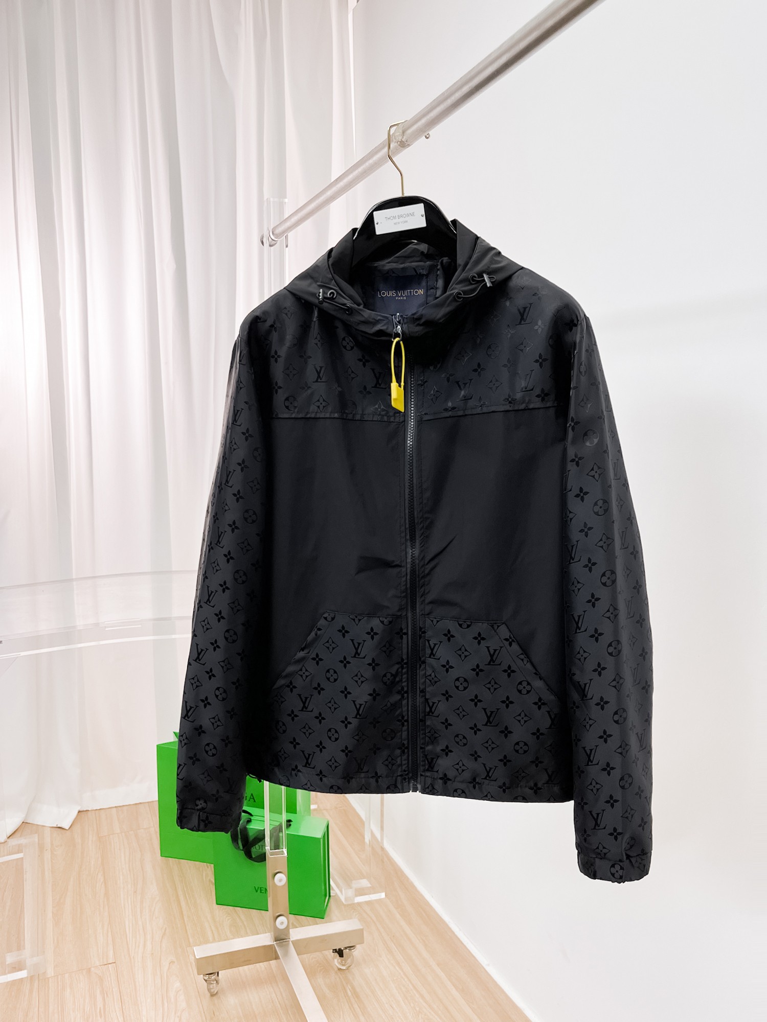 NO:135275,The same model on the official website of LV, released in advance!  2025ss Spring New Men's Jacket, original single three-standard full high-end version!  With hidden hat, customized fabric for counter, high breathability and comfort, impeccable details, brand element design concept, reflecting high quality. The feel is delicate and soft!  It is casually cut, with a great upper body style!  The number of code M~3XL, the maximum wear is 195 catties.,,louis vuitton, jackets & coats, jackets & coats,hats,alexander wang19860909LV 官网同款,提前发售！2025ss开春新款男士夹克外套,原单三标齐全高端版本！带隐藏帽,专柜定制面料 透气舒适度高,细节无可挑剔,品牌元素设计理念,体现高品质.手感细腻柔软！呈现休闲裁剪,上身版型超赞！码数M～3XL,最大穿195斤.,,louis vuitton,jackets & coats,jackets & coats,hats,alexander wang,Men's clothing