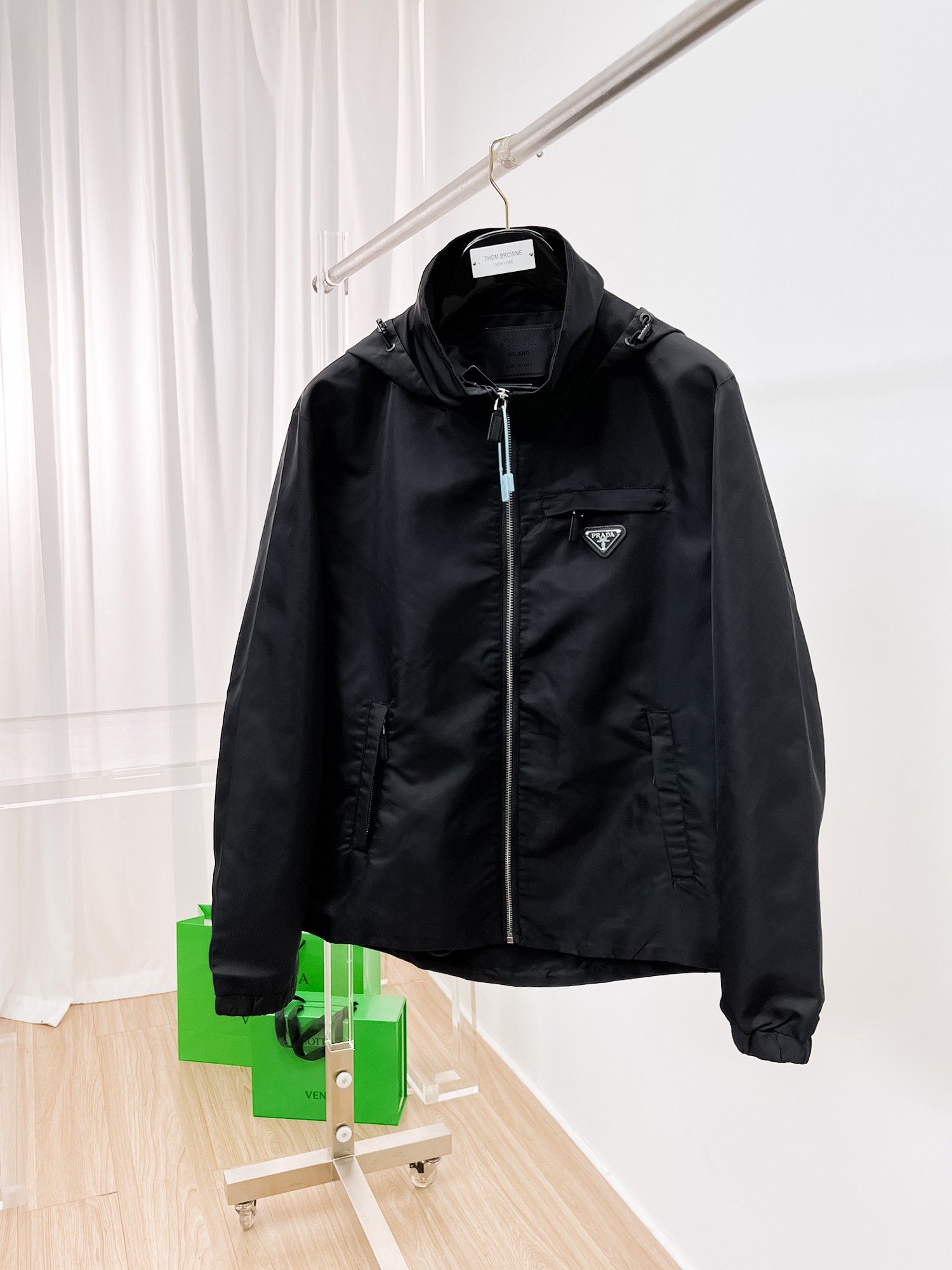 NO:135218,Prada's same model on the official website, released in advance!  2025ss Spring New Men's Jacket, original single three-standard full high-end version!  With hidden hat, customized fabric for counter, high breathability and comfort, impeccable details, brand element design concept, reflecting high quality. The feel is delicate and soft!  It is casually cut, with a great upper body style!  The number of code M~3XL, the maximum wear is 195 catties.,,prada, jackets & coats, jackets & coats,hats,alexander wang19860909普拉达 官网同款,提前发售！2025ss开春新款男士夹克外套,原单三标齐全高端版本！带隐藏帽,专柜定制面料 透气舒适度高,细节无可挑剔,品牌元素设计理念,体现高品质.手感细腻柔软！呈现休闲裁剪,上身版型超赞！码数M～3XL,最大穿195斤.,,prada,jackets & coats,jackets & coats,hats,alexander wang,Men's clothing