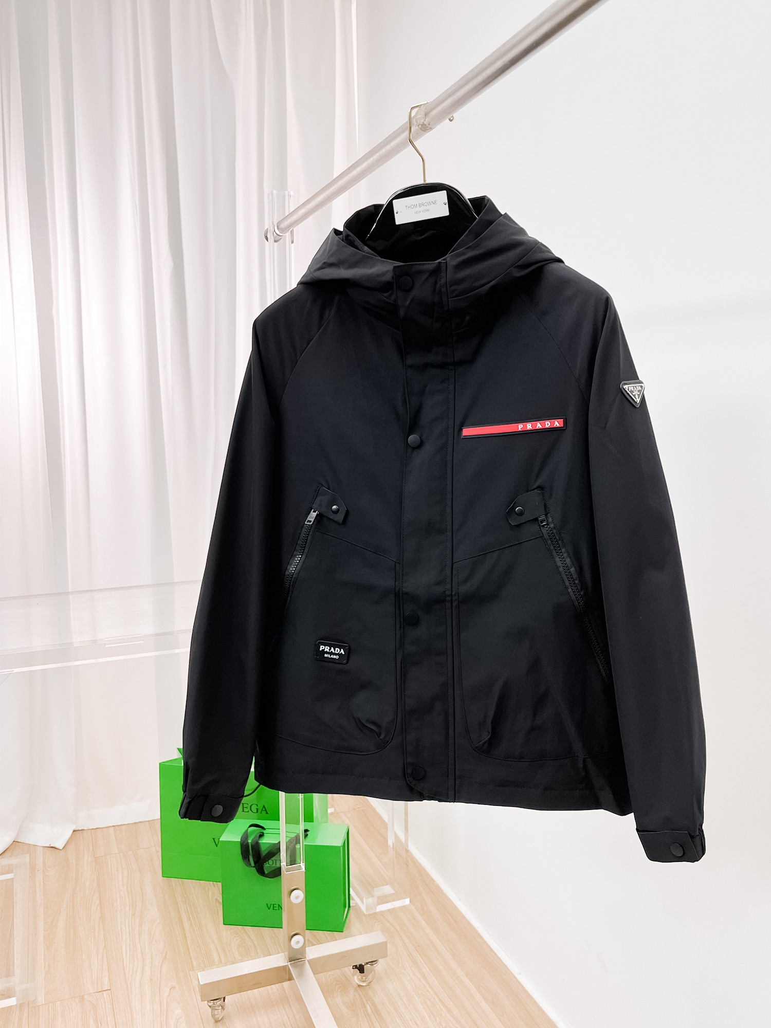 NO:135252,Prada's same model on the official website, released in advance!  2025ss Spring New Men's Jacket, original single three-standard full high-end version!  With hidden hat, customized fabric for counter, high breathability and comfort, impeccable details, brand element design concept, reflecting high quality. The feel is delicate and soft!  It is casually cut, with a great upper body style!  The number of code M~3XL, the maximum wear is 195 catties.,,prada, jackets & coats, jackets & coats,hats,alexander wang19860909普拉达 官网同款,提前发售！2025ss开春新款男士夹克外套,原单三标齐全高端版本！带隐藏帽,专柜定制面料 透气舒适度高,细节无可挑剔,品牌元素设计理念,体现高品质.手感细腻柔软！呈现休闲裁剪,上身版型超赞！码数M～3XL,最大穿195斤.,,prada,jackets & coats,jackets & coats,hats,alexander wang,Men's clothing