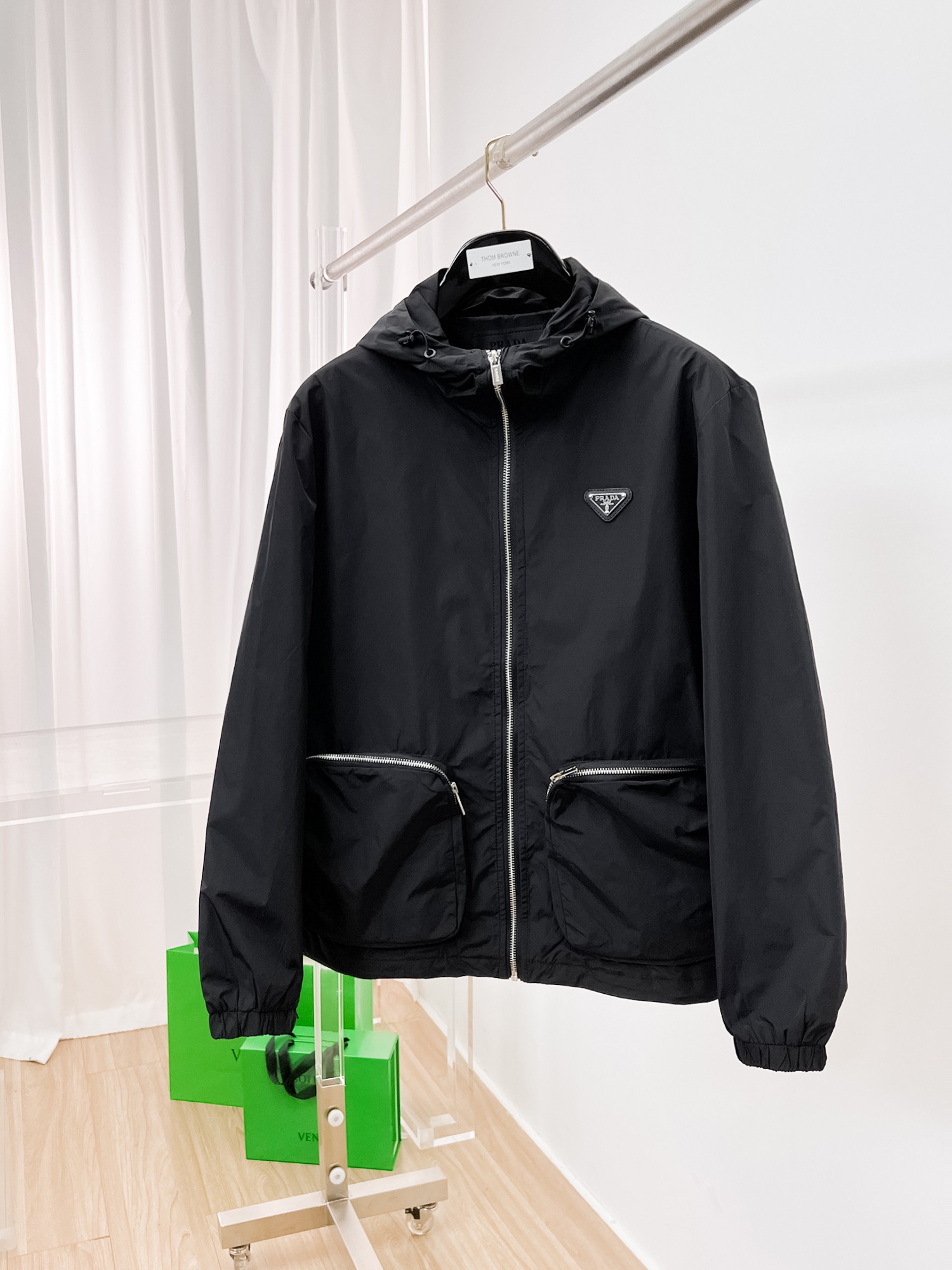 NO:135212,Prada's same model on the official website, released in advance!  2025ss Spring New Men's Jacket, original single three-standard full high-end version!  With hidden hat, customized fabric for counter, high breathability and comfort, impeccable details, brand element design concept, reflecting high quality. The feel is delicate and soft!  It is casually cut, with a great upper body style!  The number of code M~3XL, the maximum wear is 195 catties.,,prada, jackets & coats, jackets & coats,hats,alexander wang19860909普拉达 官网同款,提前发售！2025ss开春新款男士夹克外套,原单三标齐全高端版本！带隐藏帽,专柜定制面料 透气舒适度高,细节无可挑剔,品牌元素设计理念,体现高品质.手感细腻柔软！呈现休闲裁剪,上身版型超赞！码数M～3XL,最大穿195斤.,,prada,jackets & coats,jackets & coats,hats,alexander wang,Men's clothing