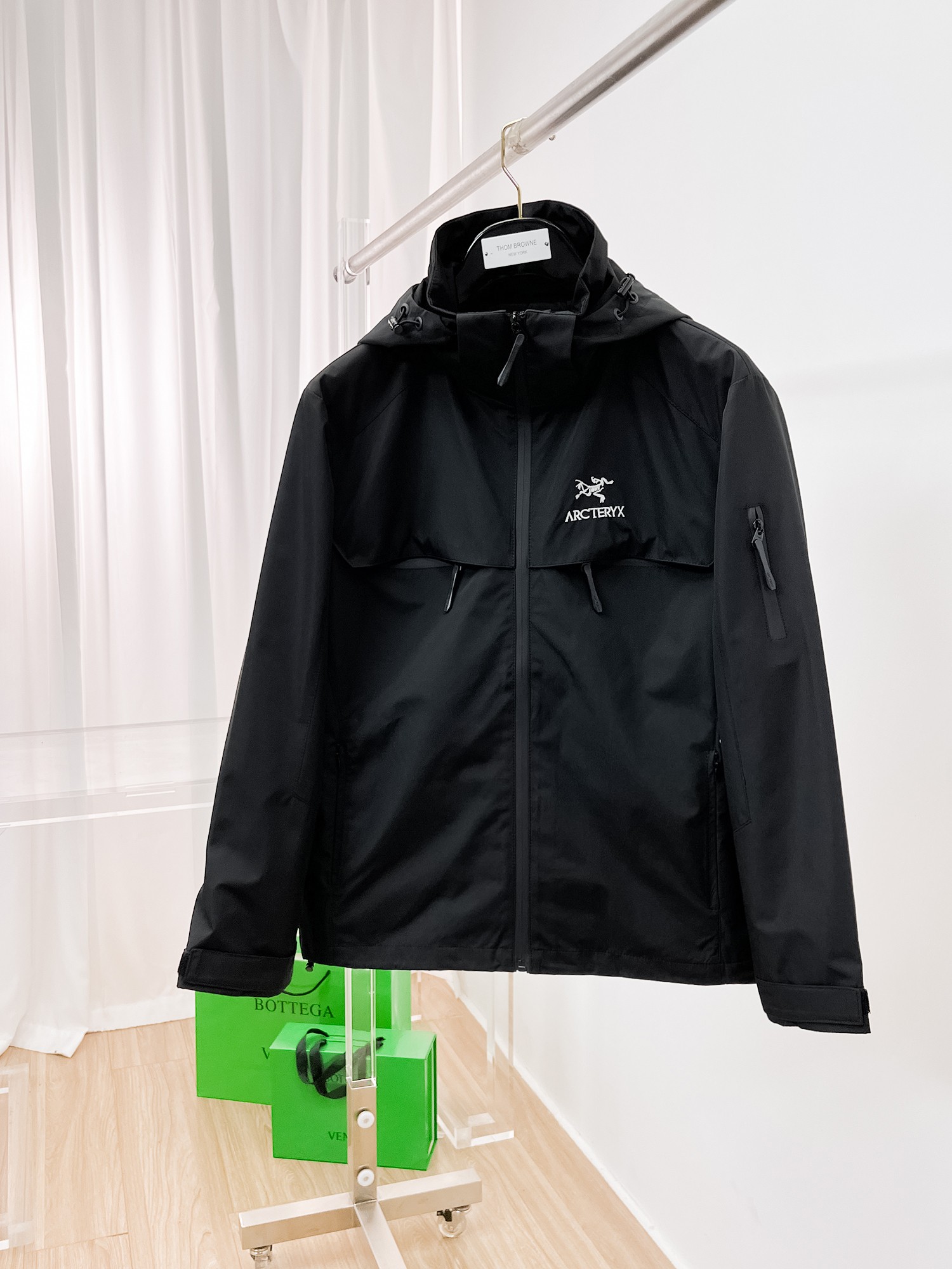 NO:135254,Archaeopteryx is the same as the official website, and is released in advance!  2025ss Spring New Men's Jacket, original single three-standard full high-end version!  With hidden hat, customized fabric for counter, high breathability and comfort, impeccable details, brand element design concept, reflecting high quality. The feel is delicate and soft!  It is casually cut, with a great upper body style!  Number of code M~3XL, maximum wear 195 catties.,arc'teryx,jackets & coats,jackets & coats,hats,alexander wang19860909始祖鸟 官网同款,提前发售！2025ss开春新款男士夹克外套,原单三标齐全高端版本！带隐藏帽,专柜定制面料 透气舒适度高,细节无可挑剔,品牌元素设计理念,体现高品质.手感细腻柔软！呈现休闲裁剪,上身版型超赞！码数M～3XL,最大穿195斤.,arc'teryx,jackets & coats,jackets & coats,hats,alexander wang,Men's clothing