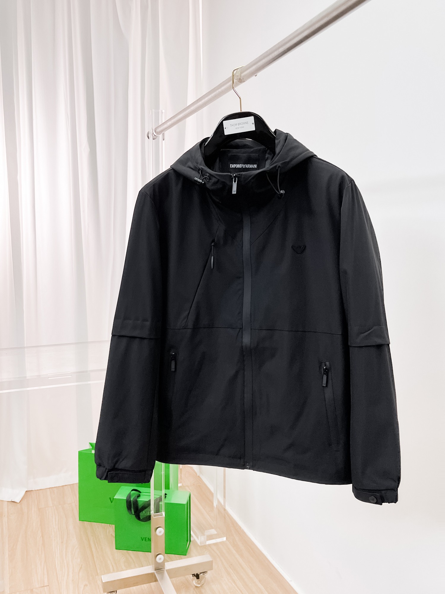 NO:135256,Armani's same model on the official website, released in advance!  2025ss Spring New Men's Jacket, original single three-standard full high-end version!  With hidden hat, customized fabric for counter, high breathability and comfort, impeccable details, brand element design concept, reflecting high quality. The feel is delicate and soft!  It is casually cut, with a great upper body style!  Number of code M~3XL, maximum wear 195 catties., Armani, jackets & coats, jackets & coats, hats, alexander wang19860909阿玛尼 官网同款,提前发售！2025ss开春新款男士夹克外套,原单三标齐全高端版本！带隐藏帽,专柜定制面料 透气舒适度高,细节无可挑剔,品牌元素设计理念,体现高品质.手感细腻柔软！呈现休闲裁剪,上身版型超赞！码数M～3XL,最大穿195斤.,,armani,jackets & coats,jackets & coats,hats,alexander wang,Men's clothing