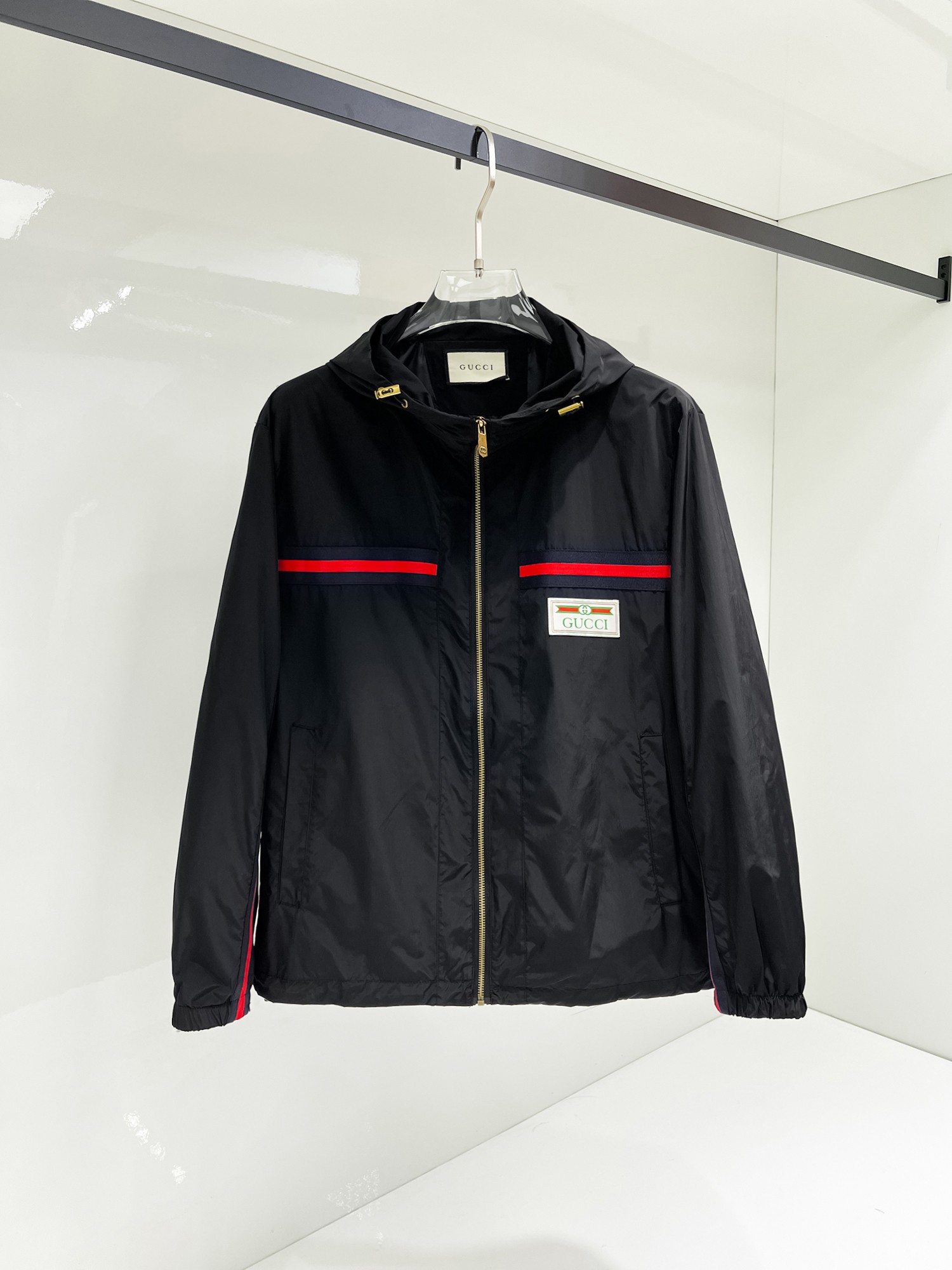 NO:131504,Guqi, the same style on the official website, complete three standards, released in advance. SS Spring New Men's Jacket, original three standards, full high-end version. Customized fabric for counter, breathable and comfortable, impeccable details, brand elements design concept, reflect high quality. The feel is delicate and soft, presents casual cut, and the upper body style is superb. Number of sizes M~3XL, maximum wear 195 kilograms, jackets & coats, jackets & coats, alexander wang19860909古奇 官网同款,三标齐全,提前发售 ss开春新款男士夹克外套,原单三标齐全高端版本 专柜定制面料 透气舒适度高,细节无可挑剔,品牌元素设计理念,体现高品质.手感细腻柔软 呈现休闲裁剪,上身版型超赞 码数M～3XL,最大穿195斤,,jackets & coats,jackets & coats,alexander wang,Men's clothing