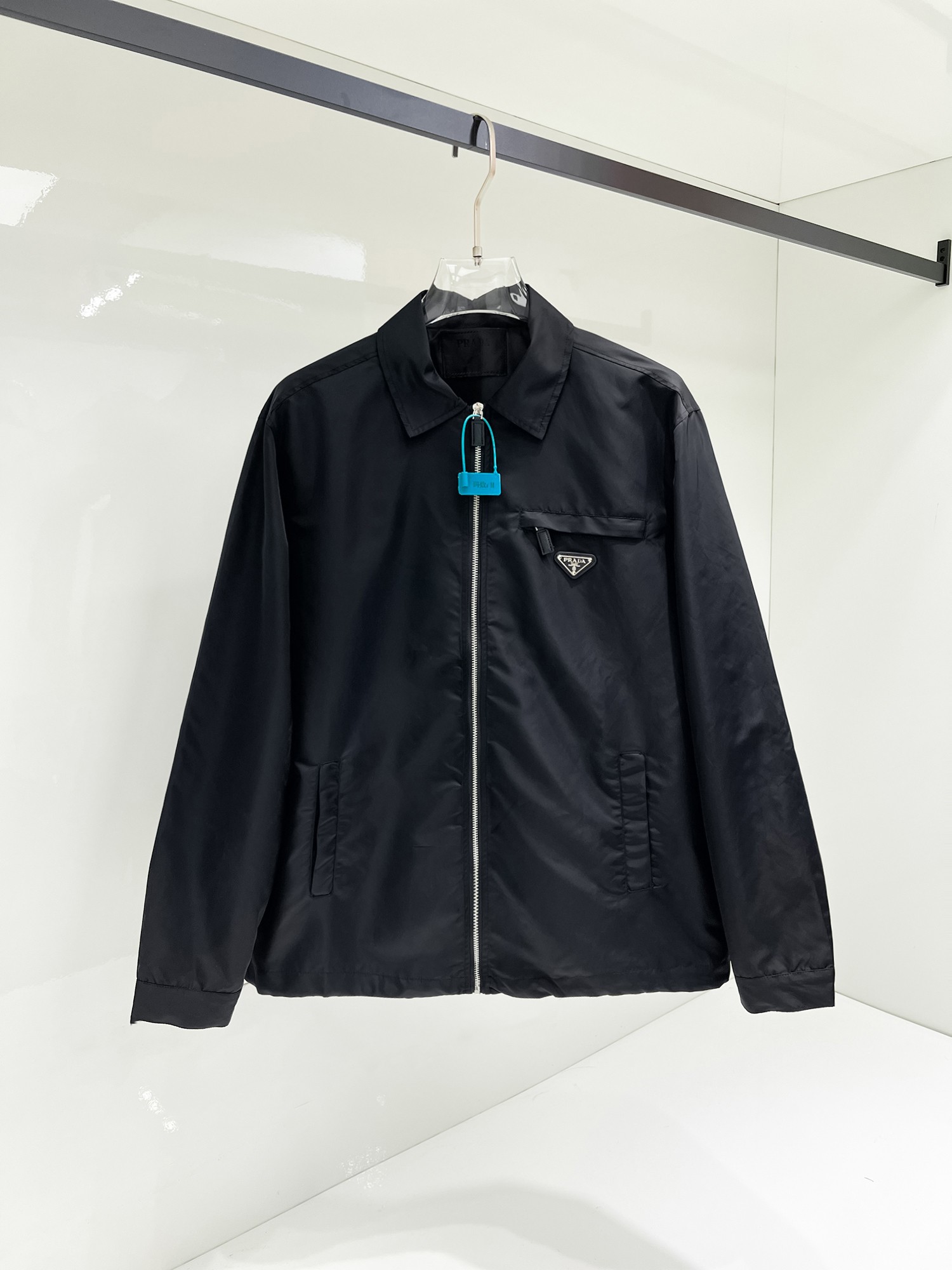 NO:131506,Prada's official website has the same style, complete three standards, and is released in advance. SS Spring New Men's Jacket Jacket, original three standards, full high-end version. Customized counter fabrics, breathable and comfortable, impeccable details, brand elements design concept, reflecting high quality. The feel is delicate and soft, presents casual cut, and the upper body style is superb. Number of sizes M~3XL, maximum wear 195 catties, prada, jackets & coats, jackets & coats, alexander wang19860909普拉达 官网同款,三标齐全,提前发售 ss开春新款男士夹克外套,原单三标齐全高端版本 专柜定制面料 透气舒适度高,细节无可挑剔,品牌元素设计理念,体现高品质.手感细腻柔软 呈现休闲裁剪,上身版型超赞 码数M～3XL,最大穿195斤,,prada,jackets & coats,jackets & coats,alexander wang,Men's clothing