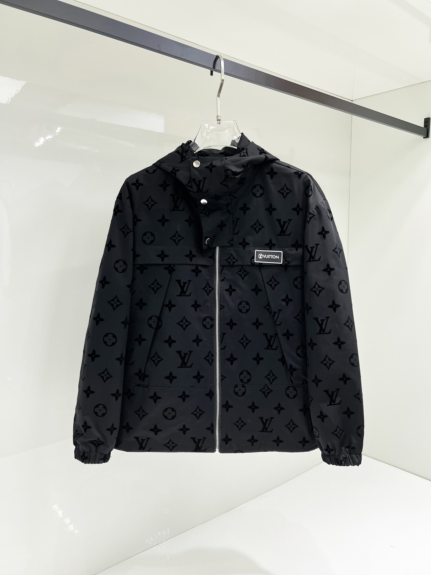 NO:131508,The same style on the official website, complete three standards, and is released in advance. The new men's jacket for the spring of ss, the original three standards are complete and high-end version. Customized fabrics for counters. High breathability and comfort, impeccable details, brand elements design concept, reflecting high quality. The feel is delicate and soft. It presents casual cut, and the upper body style is superb. The number of sizes M~3XL, the maximum wear is 195 catties, louis vuitton, jackets & coats, jackets & coats, alexander wang19860909LV 官网同款,三标齐全,提前发售 ss开春新款男士夹克外套,原单三标齐全高端版本 专柜定制面料 透气舒适度高,细节无可挑剔,品牌元素设计理念,体现高品质.手感细腻柔软 呈现休闲裁剪,上身版型超赞 码数M～3XL,最大穿195斤,,louis vuitton,jackets & coats,jackets & coats,alexander wang,Men's clothing