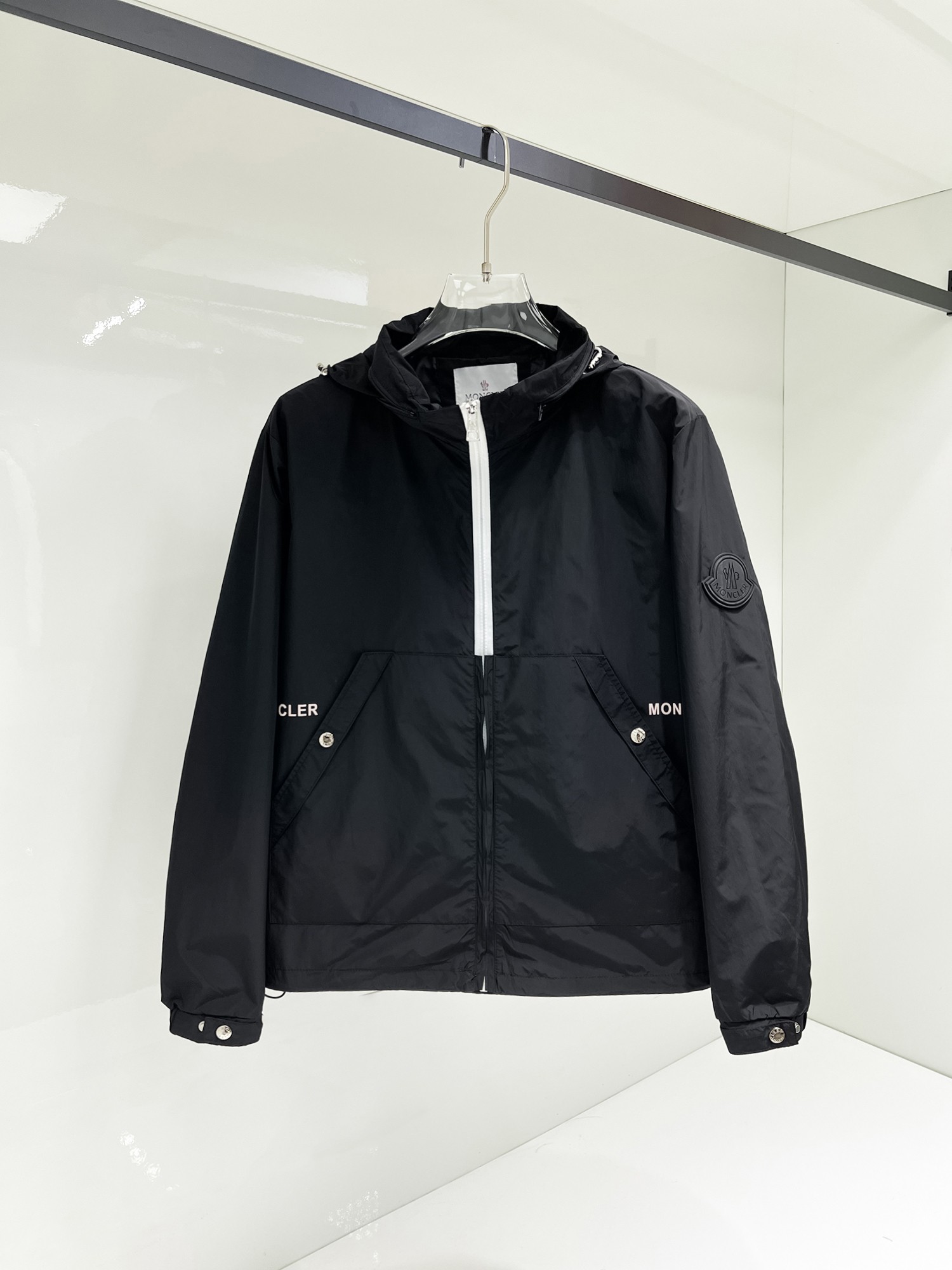 NO:131510,The same style on the official website, complete three standards, and is released in advance. The new men's jacket for the spring of ss, the original three standards are complete and high-end version. Customized fabrics for counters. High breathability and comfort, impeccable details, brand elements design concept, reflecting high quality. The feel is delicate and soft. It presents casual cut, and the upper body style is superb. The number of sizes M~3XL, the maximum wear is 195 catties, Moncler, jackets & coats, jackets & coats, alexander wang19860909蒙口 官网同款,三标齐全,提前发售 ss开春新款男士夹克外套,原单三标齐全高端版本 专柜定制面料 透气舒适度高,细节无可挑剔,品牌元素设计理念,体现高品质.手感细腻柔软 呈现休闲裁剪,上身版型超赞 码数M～3XL,最大穿195斤,,Moncler,jackets & coats,jackets & coats,alexander wang,Men's clothing