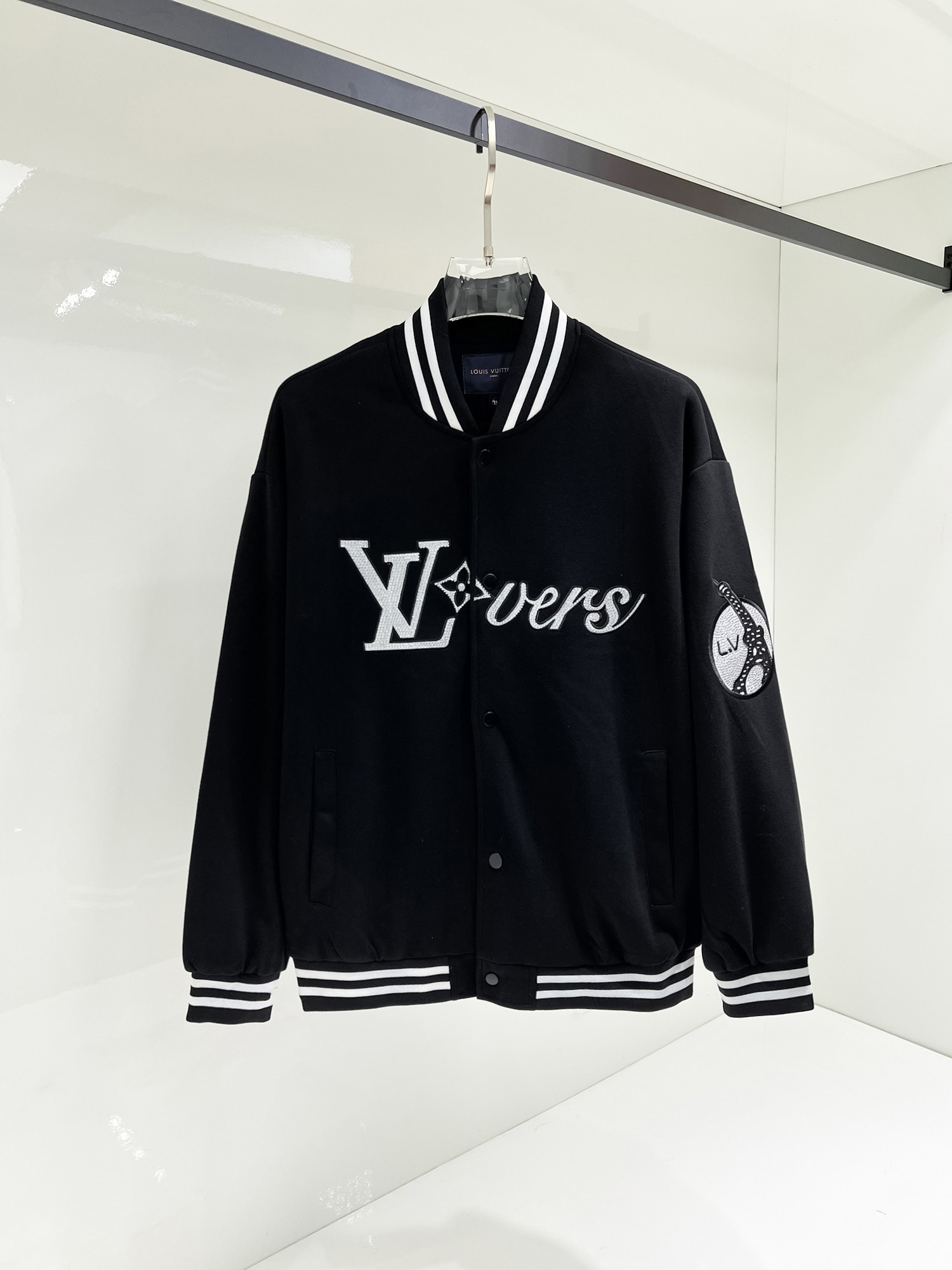 NO:131512,The same style on the official website, complete three standards, and is released in advance. The new men's jacket for the spring of ss, the original three standards are complete and high-end version. Customized fabrics for counters. High breathability and comfort, impeccable details, brand elements design concept, reflecting high quality. The feel is delicate and soft. It presents casual cut, and the upper body style is superb. The number of sizes M~3XL, the maximum wear is 195 catties, louis vuitton, jackets & coats, jackets & coats, alexander wang19860909LV 官网同款,三标齐全,提前发售 ss开春新款男士夹克外套,原单三标齐全高端版本 专柜定制面料 透气舒适度高,细节无可挑剔,品牌元素设计理念,体现高品质.手感细腻柔软 呈现休闲裁剪,上身版型超赞 码数M～3XL,最大穿195斤,,louis vuitton,jackets & coats,jackets & coats,alexander wang,Men's clothing