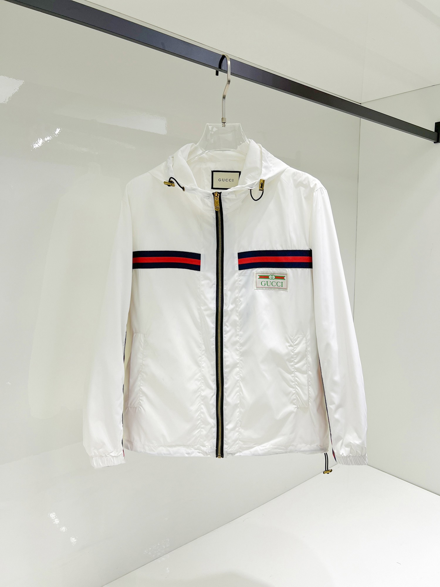 NO:131515,Guqi, the same style on the official website, complete three standards, released in advance. SS Spring New Men's Jacket, original three standards, full high-end version. Customized fabric for counter, breathable and comfortable, impeccable details, brand elements design concept, reflect high quality. The feel is delicate and soft, presents casual cut, and the upper body style is superb. Number of sizes M~3XL, maximum wear 195 kilograms, jackets & coats, jackets & coats, alexander wang19860909古奇 官网同款,三标齐全,提前发售 ss开春新款男士夹克外套,原单三标齐全高端版本 专柜定制面料 透气舒适度高,细节无可挑剔,品牌元素设计理念,体现高品质.手感细腻柔软 呈现休闲裁剪,上身版型超赞 码数M～3XL,最大穿195斤,,jackets & coats,jackets & coats,alexander wang,Men's clothing