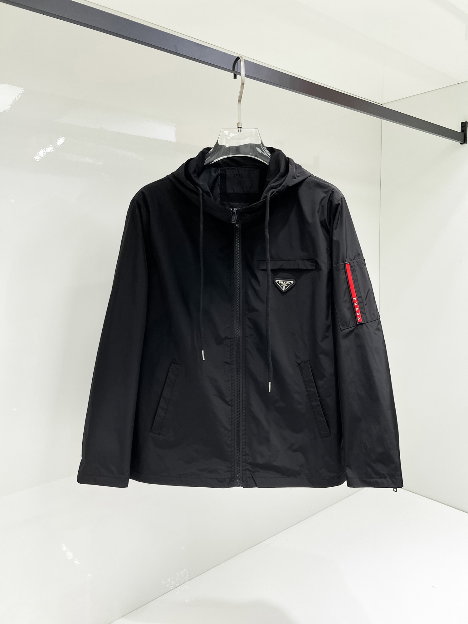 NO:131516,Prada's official website has the same style, complete three standards, and is released in advance. SS Spring New Men's Jacket Jacket, original three standards, full high-end version. Customized counter fabrics, breathable and comfortable, impeccable details, brand elements design concept, reflecting high quality. The feel is delicate and soft, presents casual cut, and the upper body style is superb. Number of sizes M~3XL, maximum wear 195 catties, prada, jackets & coats, jackets & coats, alexander wang19860909普拉达 官网同款,三标齐全,提前发售 ss开春新款男士夹克外套,原单三标齐全高端版本 专柜定制面料 透气舒适度高,细节无可挑剔,品牌元素设计理念,体现高品质.手感细腻柔软 呈现休闲裁剪,上身版型超赞 码数M～3XL,最大穿195斤,,prada,jackets & coats,jackets & coats,alexander wang,Men's clothing