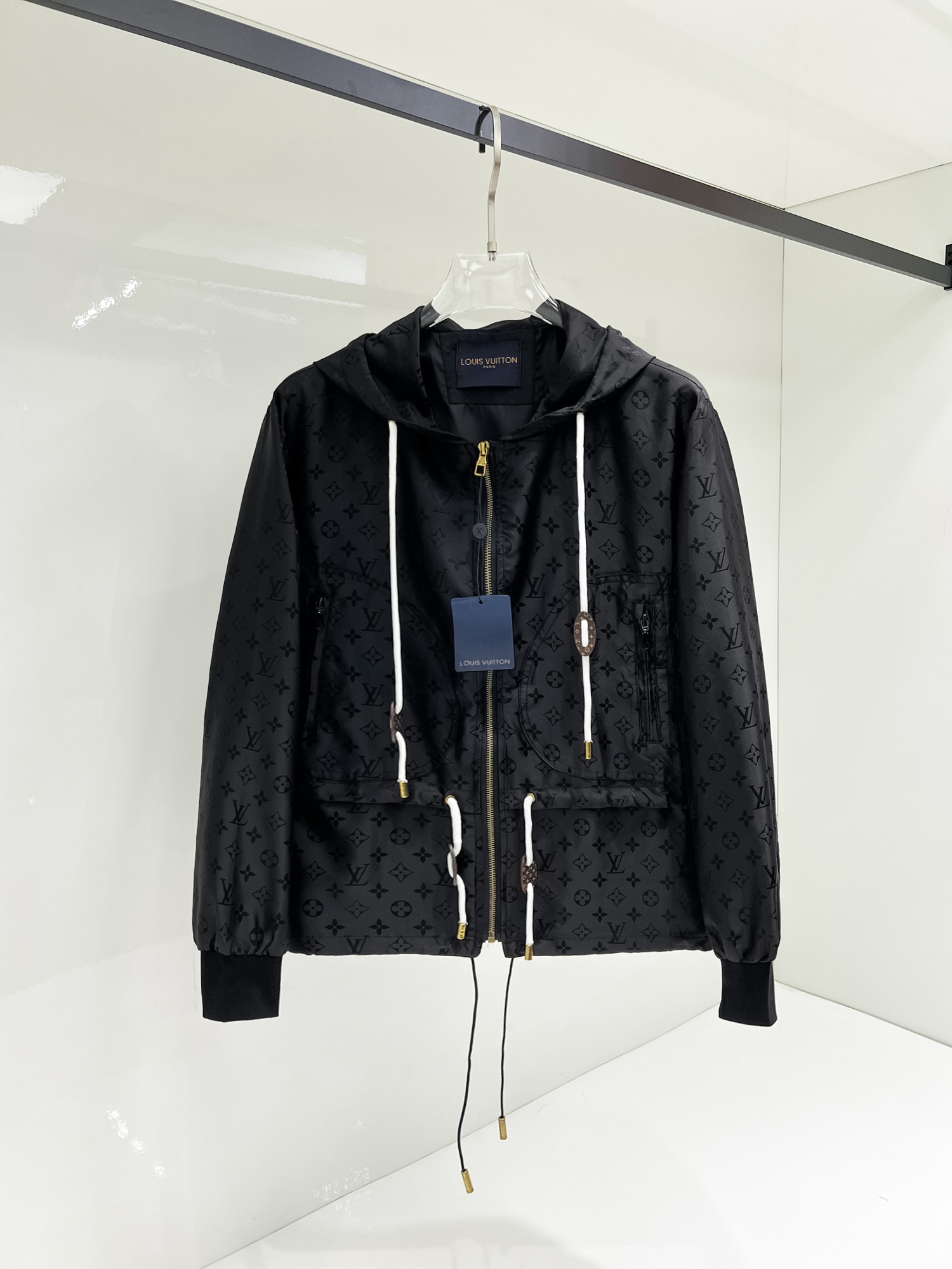 NO:131529,The same style on the official website, complete three standards, and is released in advance. The new men's jacket for the spring of ss, the original three standards are complete and high-end version. Customized fabrics for counters. High breathability and comfort, impeccable details, brand elements design concept, reflecting high quality. The feel is delicate and soft. It presents casual cut, and the upper body style is superb. The number of sizes M~3XL, the maximum wear is 195 catties, louis vuitton, jackets & coats, jackets & coats, alexander wang19860909LV 官网同款,三标齐全,提前发售 ss开春新款男士夹克外套,原单三标齐全高端版本 专柜定制面料 透气舒适度高,细节无可挑剔,品牌元素设计理念,体现高品质.手感细腻柔软 呈现休闲裁剪,上身版型超赞 码数M～3XL,最大穿195斤,,louis vuitton,jackets & coats,jackets & coats,alexander wang,Men's clothing