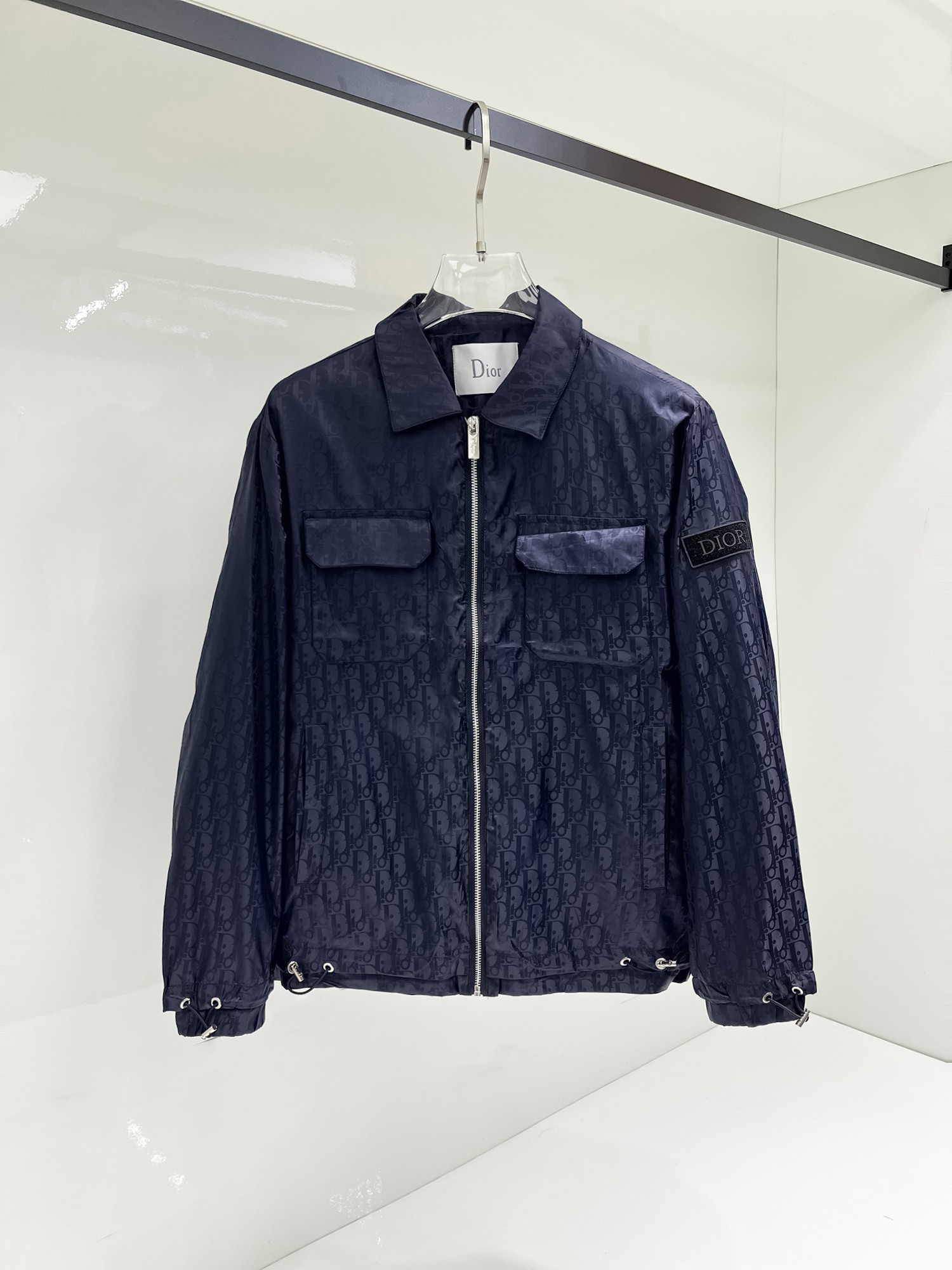 NO:131532,Dior's official website has the same style, complete three standards, and is released in advance. SS Spring New Men's Jacket Jacket, original three standards, high-end version. Customized counter fabrics, breathable and comfortable, impeccable details, brand elements design concept, reflecting high quality. The feel is delicate and soft, presents casual cut, and the upper body style is superb. Number of sizes M~3XL, maximum wear 195 catties, dior, jackets & coats, jackets & coats, alexander wang19860909迪奥 官网同款,三标齐全,提前发售 ss开春新款男士夹克外套,原单三标齐全高端版本 专柜定制面料 透气舒适度高,细节无可挑剔,品牌元素设计理念,体现高品质.手感细腻柔软 呈现休闲裁剪,上身版型超赞 码数M～3XL,最大穿195斤,,dior,jackets & coats,jackets & coats,alexander wang,Men's clothing