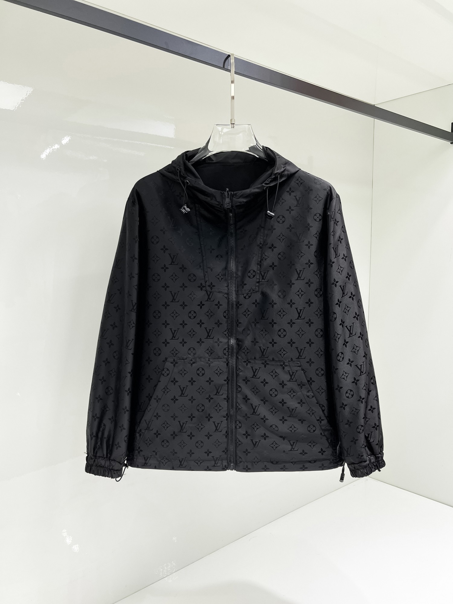 NO:131534,The same style on the official website, complete three standards, and is released in advance. The new men's jacket for the spring of ss, the original three standards are complete and high-end version. Customized fabrics for counters. High breathability and comfort, impeccable details, brand elements design concept, reflecting high quality. The feel is delicate and soft. It presents casual cut, and the upper body style is superb. The number of sizes M~3XL, the maximum wear is 195 catties, louis vuitton, jackets & coats, jackets & coats, alexander wang19860909LV 官网同款,三标齐全,提前发售 ss开春新款男士夹克外套,原单三标齐全高端版本 专柜定制面料 透气舒适度高,细节无可挑剔,品牌元素设计理念,体现高品质.手感细腻柔软 呈现休闲裁剪,上身版型超赞 码数M～3XL,最大穿195斤,,louis vuitton,jackets & coats,jackets & coats,alexander wang,Men's clothing