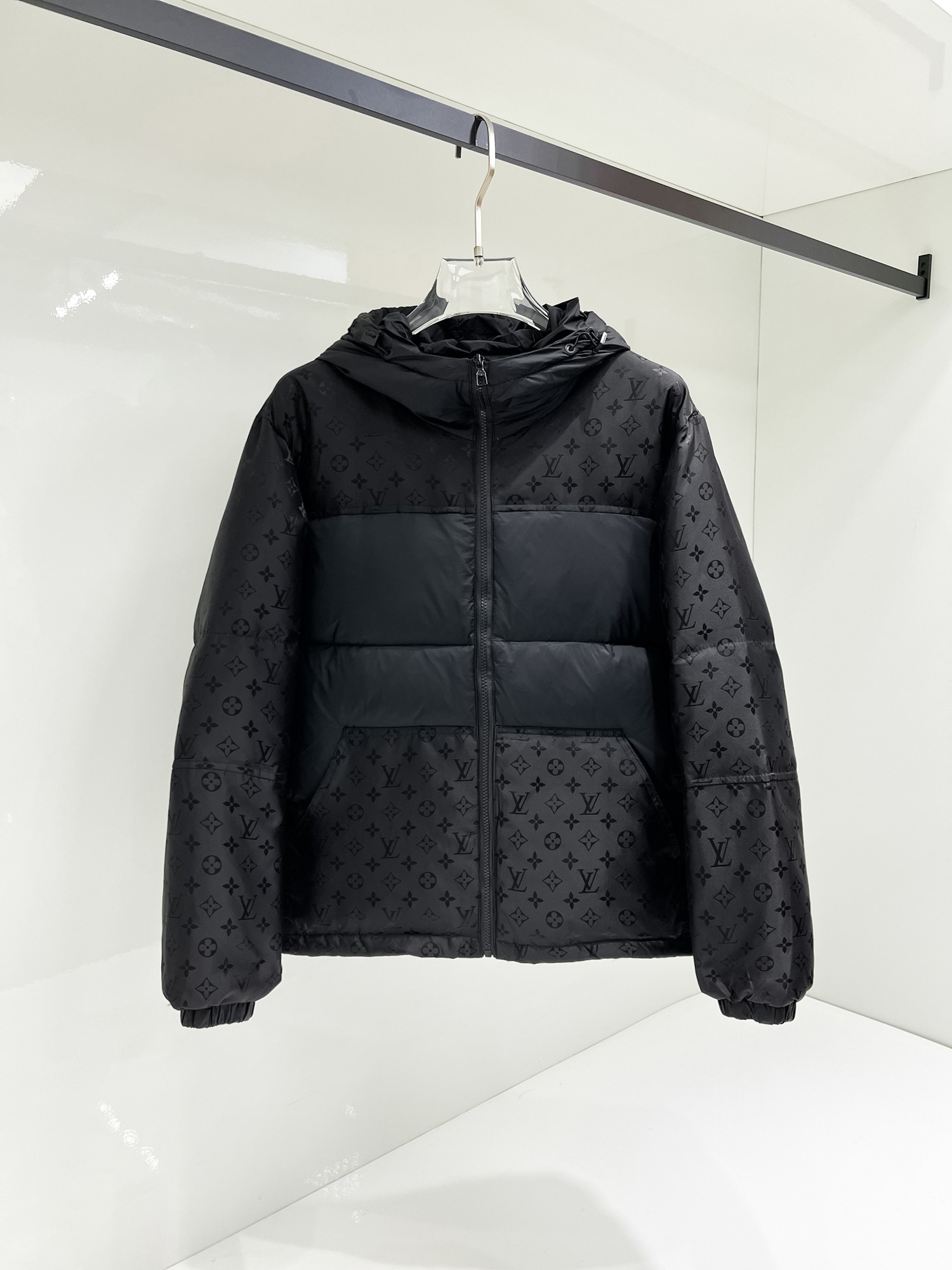 NO:731509,Support replacement after the year!  LV 2025ss new winter product, fashionable top down jacket, filled with imported down, the highest quality on the market, imported fabrics, the highest lining standards, no down, all accessories and hardware are custom-made from the original factory, 10 years of focus on clothing production, ensuring the smoothness of each piece of clothing, the Rolls Royce of down jackets, sizes M-L-XL-2XL-3XL,, Louis Vuitton, down jacket,19860909支持年后退换！ LV 2025ss冬季新品,时尚顶级羽绒服 填充进口羽绒朵,市面最高品质,进口面料,里布最高标准,绝不跑绒,辅料五金全部原厂定做,10年专注服装生产,保证每件衣服的平整性,羽绒服界的劳斯莱斯 尺码M-L-XL-2XL-3XL,,louis vuitton,down jacket,,Men's clothing