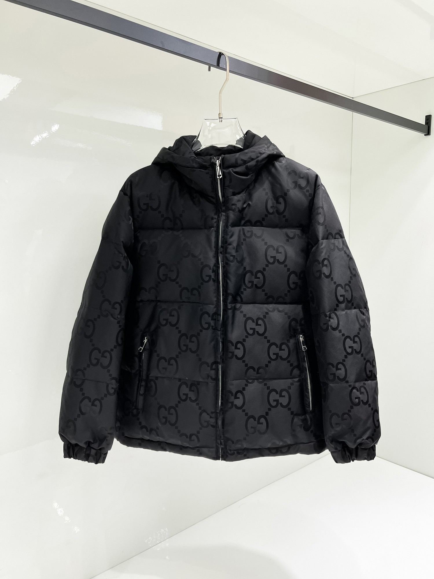 NO:731503,Support replacement after the year!  Gucci 2025ss new winter product, fashionable top down jacket, filled with imported down, the highest quality on the market, imported fabrics, the highest lining standards, never running down, accessories and hardware are all custom-made from the original factory, 10 years of focus on clothing production, ensuring the smoothness of each piece of clothing, the Rolls-Royce of the down jacket industry, sizes M-L-XL-2XL-3XL,, down jacket,19860909支持年后退换！ 古奇 2025ss冬季新品,时尚顶级羽绒服 填充进口羽绒朵,市面最高品质,进口面料,里布最高标准,绝不跑绒,辅料五金全部原厂定做,10年专注服装生产,保证每件衣服的平整性,羽绒服界的劳斯莱斯 尺码M-L-XL-2XL-3XL,,down jacket,,Men's clothing