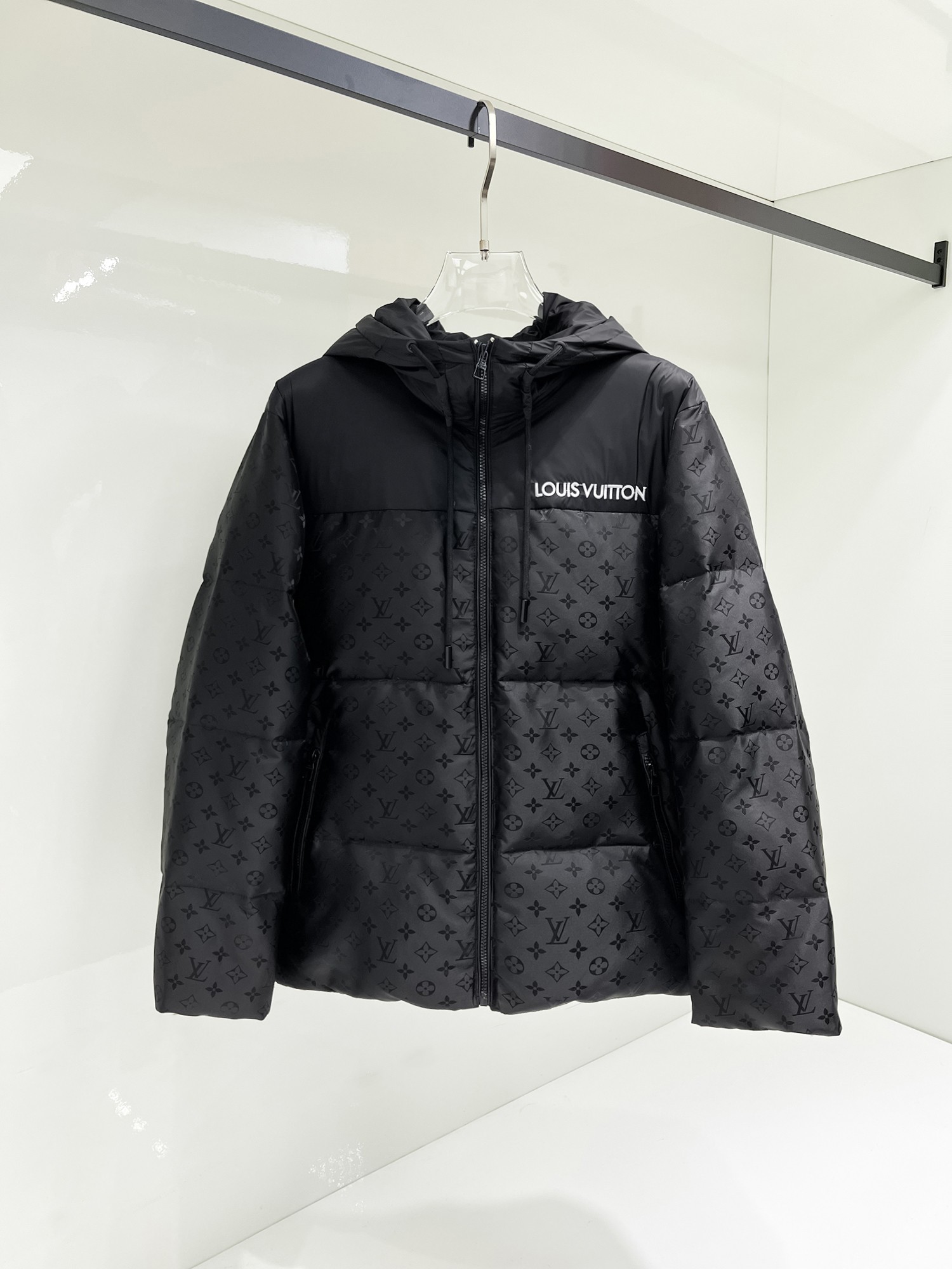 NO:731511,Support replacement after the year!  LV 2025ss new winter product, fashionable top down jacket, filled with imported down, the highest quality on the market, imported fabrics, the highest lining standards, no down, all accessories and hardware are custom-made from the original factory, 10 years of focus on clothing production, ensuring the smoothness of each piece of clothing, the Rolls Royce of down jackets, sizes M-L-XL-2XL-3XL,, Louis Vuitton, down jacket,19860909支持年后退换！ LV 2025ss冬季新品,时尚顶级羽绒服 填充进口羽绒朵,市面最高品质,进口面料,里布最高标准,绝不跑绒,辅料五金全部原厂定做,10年专注服装生产,保证每件衣服的平整性,羽绒服界的劳斯莱斯 尺码M-L-XL-2XL-3XL,,louis vuitton,down jacket,,Men's clothing