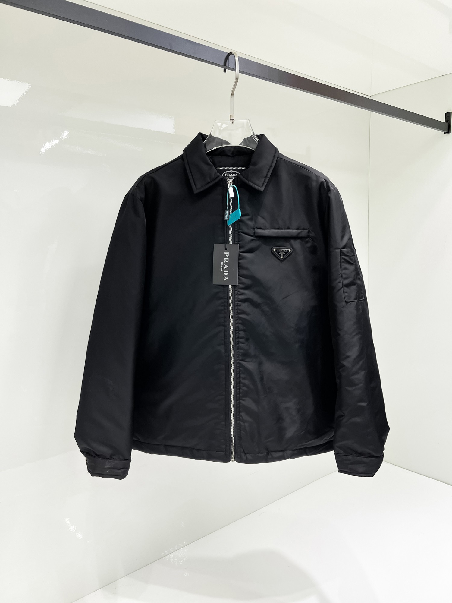 NO:731497,Support replacement after the year!  Prada 2025ss new winter product, fashionable top down jacket, filled with imported down, the highest quality on the market, imported fabrics, the highest lining standards, no down, all accessories and hardware are custom-made from the original factory, 10 years of focus on clothing production, ensuring the smoothness of each piece of clothing, the Rolls-Royce of the down jacket industry, sizes M-L-XL-2XL-3XL,, prada, down jacket,19860909支持年后退换！ 普拉达 2025ss冬季新品,时尚顶级羽绒服 填充进口羽绒朵,市面最高品质,进口面料,里布最高标准,绝不跑绒,辅料五金全部原厂定做,10年专注服装生产,保证每件衣服的平整性,羽绒服界的劳斯莱斯 尺码M-L-XL-2XL-3XL,,prada,down jacket,,Men's clothing