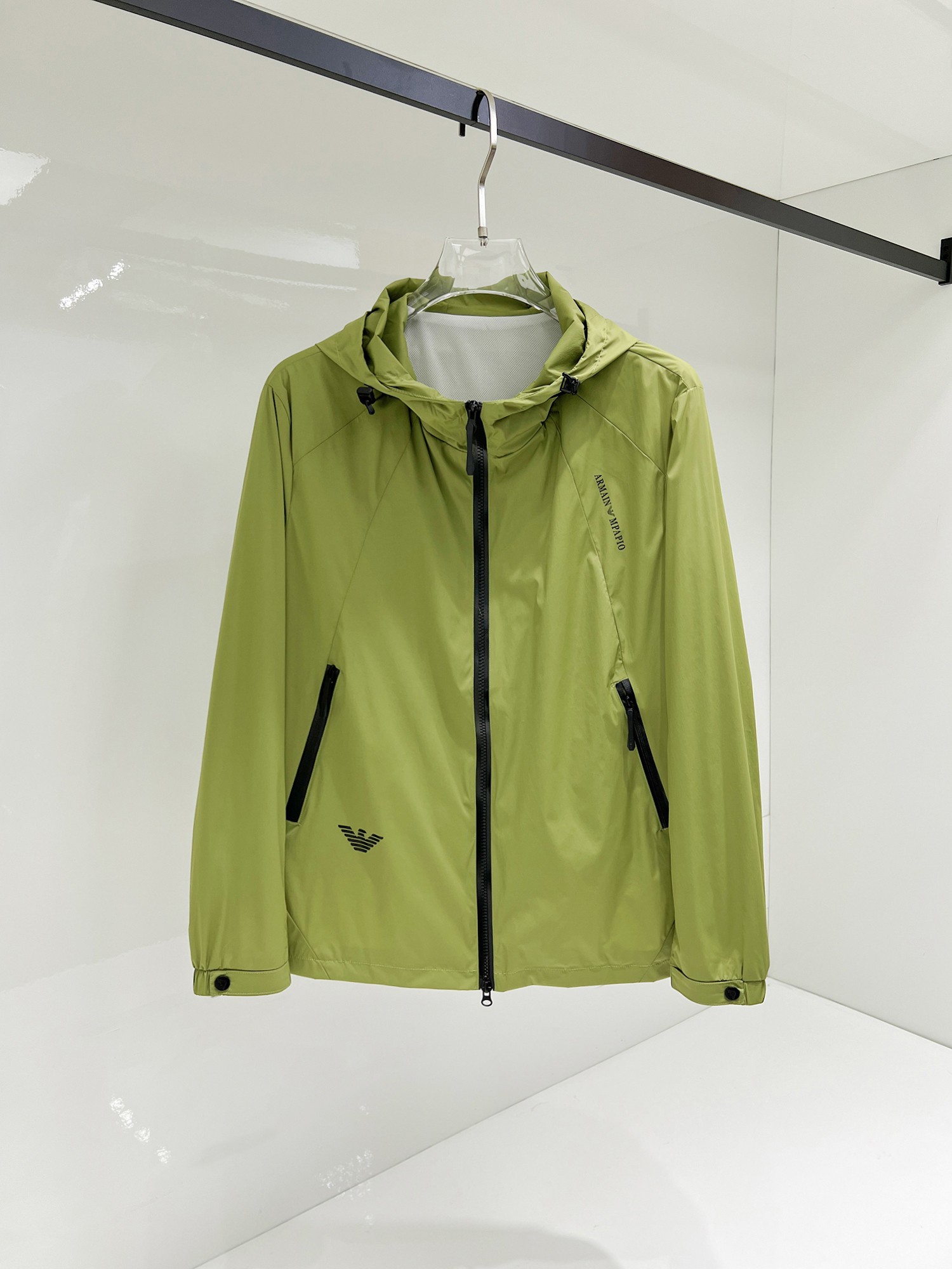 NO:131509,Armani's official website, complete three-standard, released in advance. SS Spring New Men's Jacket Jacket, original three-standard, high-end version. Customized counter fabric, breathable and comfortable, impeccable details, brand element design concept, reflecting high quality. The feel is delicate and soft, presents casual cut, and the upper body style is superb. The number of sizes M~3XL, maximum wear 195 catties, armani, jackets & coats, jackets & coats, alexander wang19860909阿玛尼 官网同款,三标齐全,提前发售 ss开春新款男士夹克外套,原单三标齐全高端版本 专柜定制面料 透气舒适度高,细节无可挑剔,品牌元素设计理念,体现高品质.手感细腻柔软 呈现休闲裁剪,上身版型超赞 码数M～3XL,最大穿195斤,,armani,jackets & coats,jackets & coats,alexander wang,Men's clothing