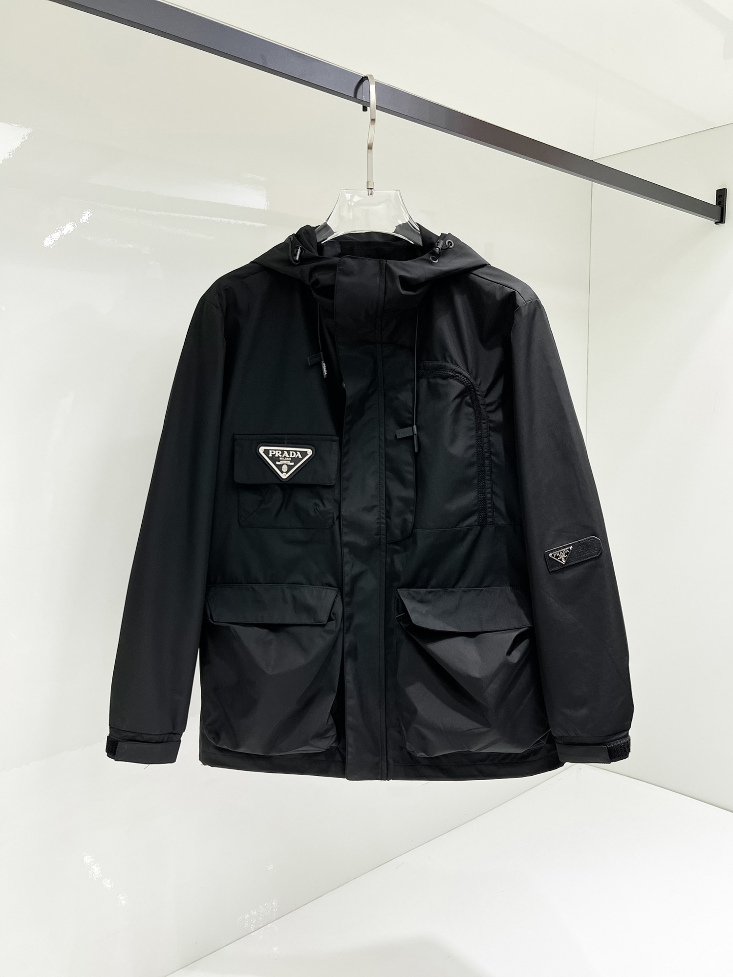 NO:131507,Prada's official website has the same style, complete three standards, and is released in advance. SS Spring New Men's Jacket Jacket, original three standards, full high-end version. Customized counter fabrics, breathable and comfortable, impeccable details, brand elements design concept, reflecting high quality. The feel is delicate and soft, presents casual cut, and the upper body style is superb. Number of sizes M~3XL, maximum wear 195 catties, prada, jackets & coats, jackets & coats, alexander wang19860909普拉达 官网同款,三标齐全,提前发售 ss开春新款男士夹克外套,原单三标齐全高端版本 专柜定制面料 透气舒适度高,细节无可挑剔,品牌元素设计理念,体现高品质.手感细腻柔软 呈现休闲裁剪,上身版型超赞 码数M～3XL,最大穿195斤,,prada,jackets & coats,jackets & coats,alexander wang,Men's clothing