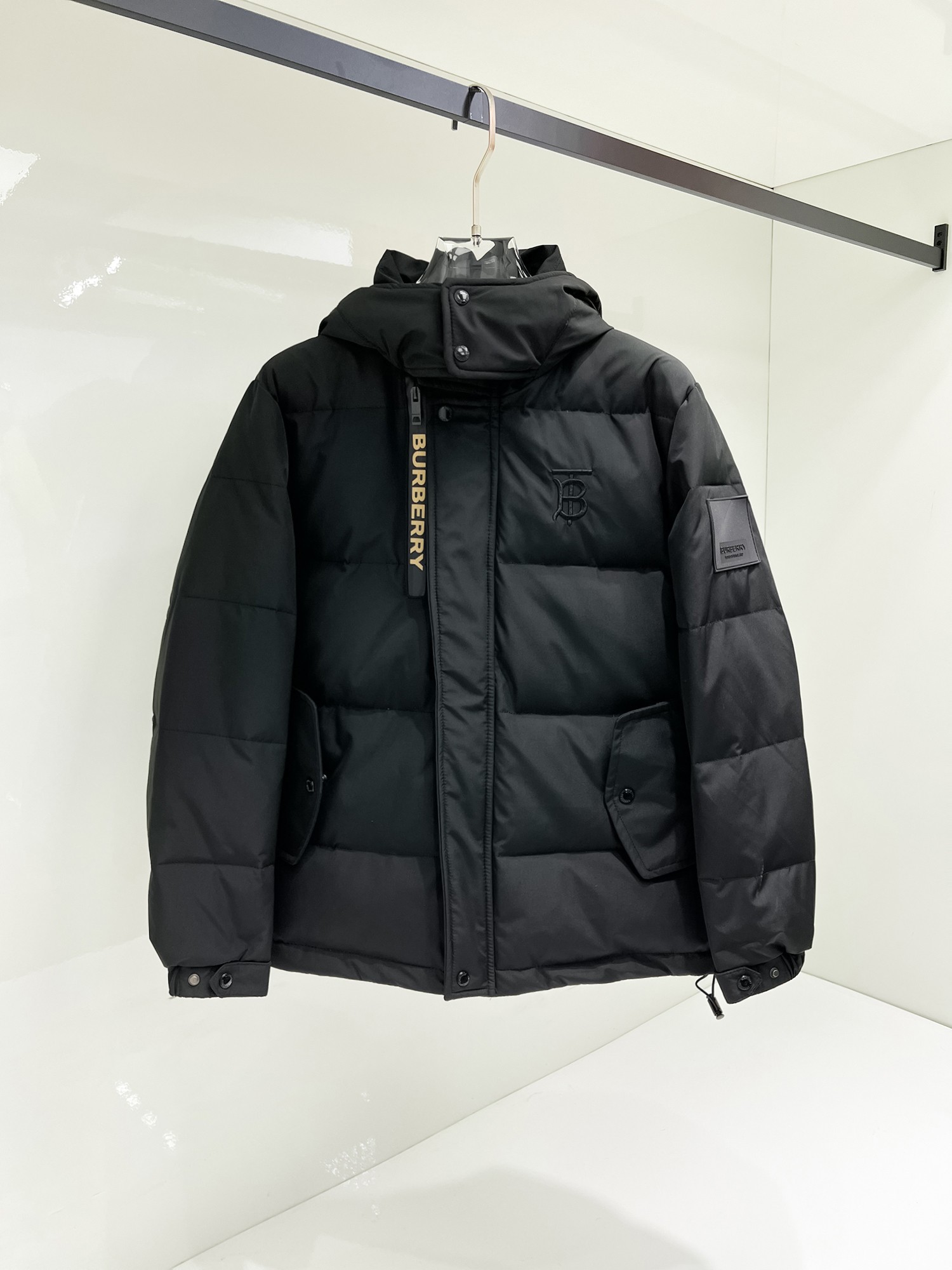 NO:731464,Support replacement after the year!  Burberry's new 2025ss winter product, a fashionable top down jacket with two ways to wear it. Filled with imported down, the highest quality on the market, imported fabrics, the highest lining standards, no down, all accessories and hardware are custom-made from the original factory, 10 years of focus on clothing production, ensuring the smoothness of each piece of clothing, the Rolls Royce of the down jacket industry, sizes M-L-XL-2XL-3XL,, burberry, down jacket,19860909支持年后退换！ 巴宝莉 2025ss冬季新品,一衣两种穿法时尚顶级羽绒服 填充进口羽绒朵,市面最高品质,进口面料,里布最高标准,绝不跑绒,辅料五金全部原厂定做,10年专注服装生产,保证每件衣服的平整性,羽绒服界的劳斯莱斯 尺码M-L-XL-2XL-3XL,,burberry,down jacket,,Men's clothing