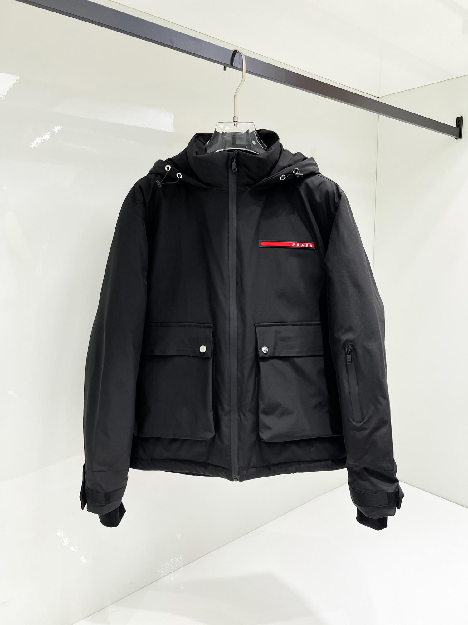 NO:731467,Support replacement after the year!  Prada 2025ss new winter product, a fashionable top down jacket that can be worn in two ways. Filled with imported down, the highest quality on the market, imported fabrics, the highest lining standards, no down, all accessories and hardware are custom-made from the original factory, 10 years of focus on clothing production, ensuring the smoothness of each piece of clothing, the Rolls-Royce of the down jacket industry, sizes M-L-XL-2XL-3XL,, prada, down jacket,19860909支持年后退换！ 普拉达 2025ss冬季新品,一衣两种穿法时尚顶级羽绒服 填充进口羽绒朵,市面最高品质,进口面料,里布最高标准,绝不跑绒,辅料五金全部原厂定做,10年专注服装生产,保证每件衣服的平整性,羽绒服界的劳斯莱斯 尺码M-L-XL-2XL-3XL,,prada,down jacket,,Men's clothing