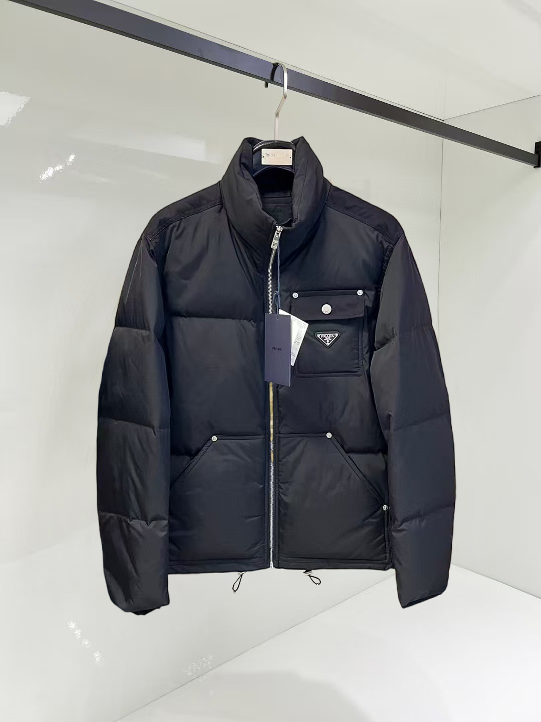 NO:731499,Support replacement after the year!  Prada 2025ss new winter product, fashionable top down jacket, filled with imported down, the highest quality on the market, imported fabrics, the highest lining standards, no down, all accessories and hardware are custom-made from the original factory, 10 years of focus on clothing production, ensuring the smoothness of each piece of clothing, the Rolls-Royce of the down jacket industry, sizes M-L-XL-2XL-3XL,, prada, down jacket,19860909支持年后退换！ 普拉达 2025ss冬季新品,时尚顶级羽绒服 填充进口羽绒朵,市面最高品质,进口面料,里布最高标准,绝不跑绒,辅料五金全部原厂定做,10年专注服装生产,保证每件衣服的平整性,羽绒服界的劳斯莱斯 尺码M-L-XL-2XL-3XL,,prada,down jacket,,Men's clothing