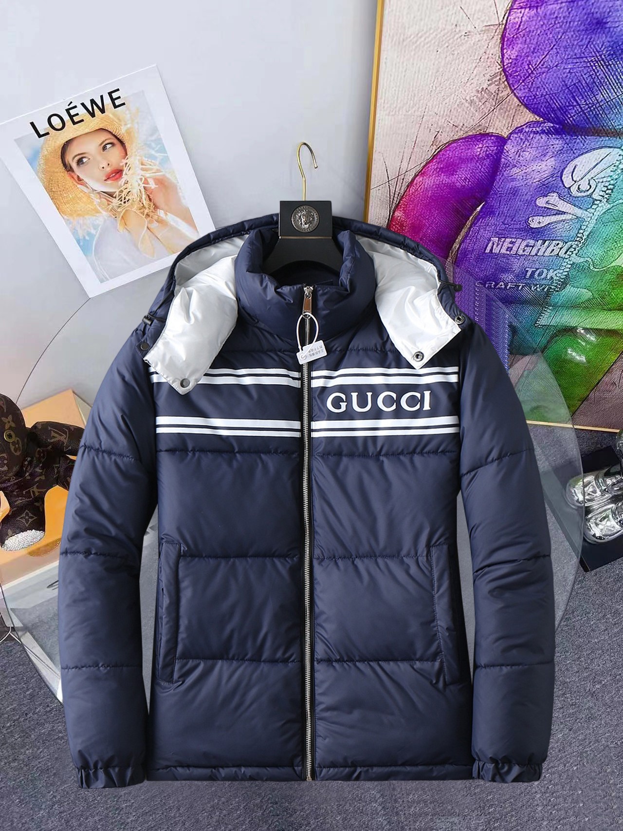 NO:648108,Gucci's new 2025ss winter down jacket with all three standards, the new product on the show is in perfect condition, comfortable and warm, the color is full and attractive, the design is very outstanding, it can easily enhance the sense of fashion, the workmanship is extremely sophisticated and rigorous, and the wiring is neat and meticulous!  A masterpiece from a famous designer!  The upper body does not look bloated and is super handsome!  Available sizes M ~ XXXL,,jackets & coats,down jacket,alexander wang19860909古奇 三标齐全 2025ss冬季新款羽绒棉服外套,秀场新品品相非常完美,舒适保暖,色泽饱满诱人,非常出彩的设计,轻松将时髦感进阶,做工极为考究严谨,走线工整细致！大牌设计师巨作！上身不显臃肿、超级帅气！现货码数M ～ XXXL,,jackets & coats,down jacket,alexander wang,Men's clothing