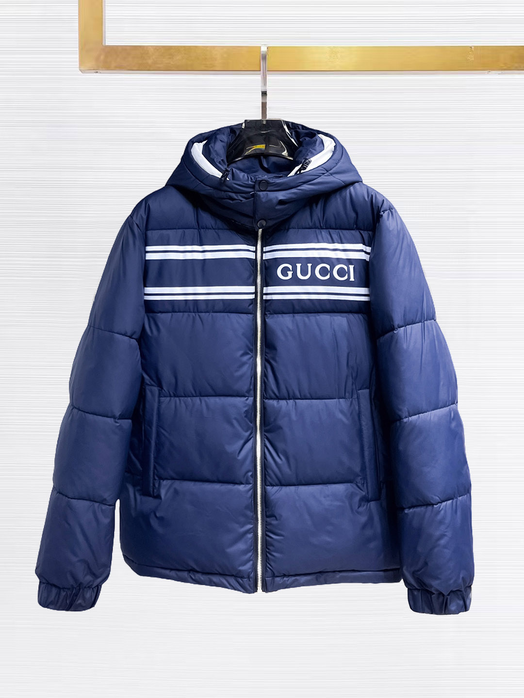 NO:655934,Gucci's new 2025ss winter down jacket with all three standards, the new product on the show is in perfect condition, comfortable and warm, the color is full and attractive, the design is very outstanding, it can easily enhance the sense of fashion, the workmanship is extremely sophisticated and rigorous, and the wiring is neat and meticulous!  A masterpiece from a famous designer!  The upper body does not look bloated and is super handsome!  Available sizes M ~ XXXL,,jackets & coats,down jacket,alexander wang19860909古奇 三标齐全 2025ss冬季新款羽绒棉服外套,秀场新品品相非常完美,舒适保暖,色泽饱满诱人,非常出彩的设计,轻松将时髦感进阶,做工极为考究严谨,走线工整细致！大牌设计师巨作！上身不显臃肿、超级帅气！现货码数M ～ XXXL,,jackets & coats,down jacket,alexander wang,Men's clothing