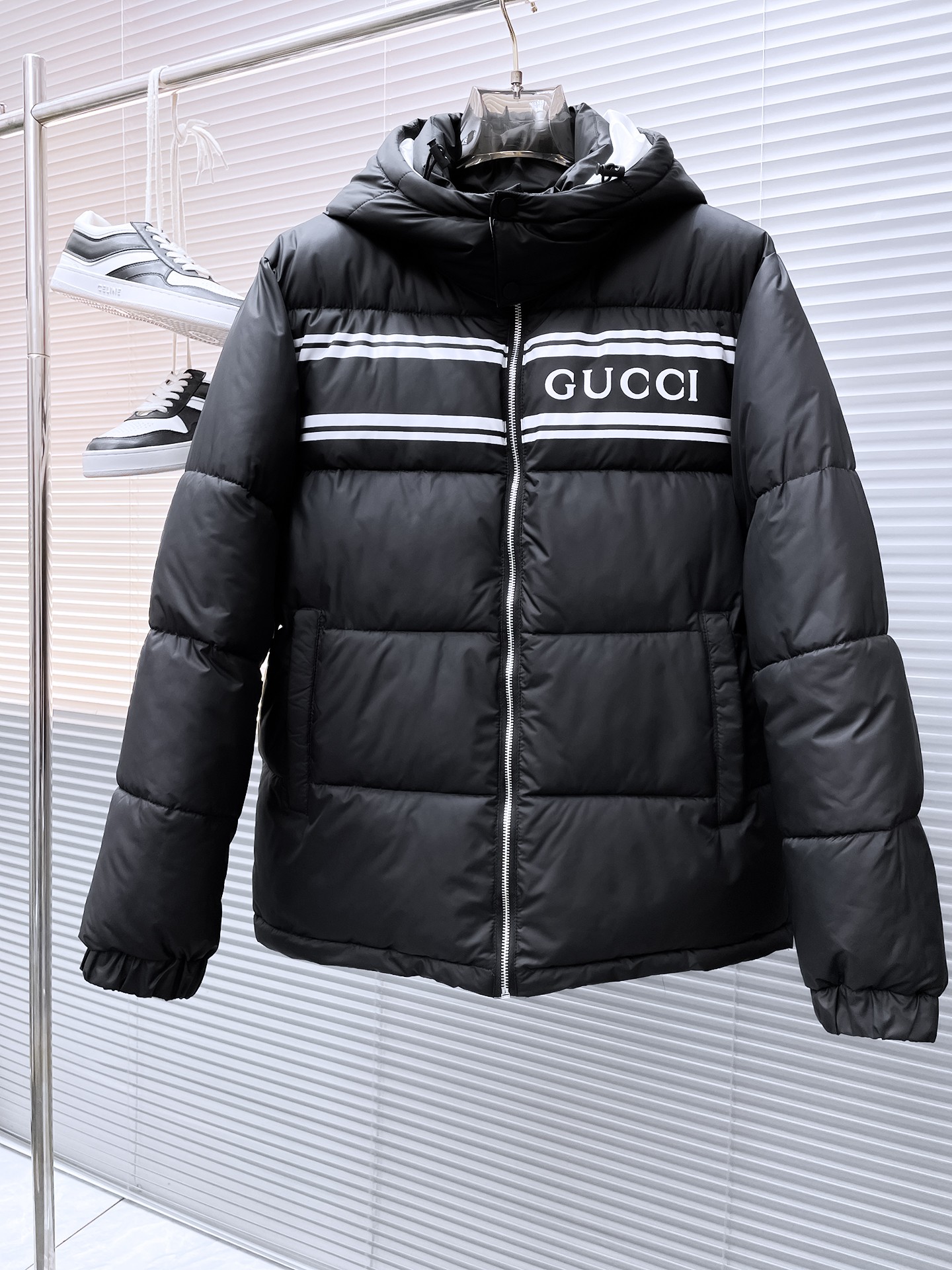 NO:727898,Support replacement after the year!  Gucci's new 2025ss winter down jacket with all three standards, the new product on the show is in perfect condition, comfortable and warm, the color is full and attractive, the design is very outstanding, it can easily enhance the sense of fashion, the workmanship is extremely sophisticated and rigorous, and the wiring is neat and meticulous!  A masterpiece from a famous designer!  The upper body does not look bloated and is super handsome!  Available sizes M ~ XXXL,,jackets & coats,down jacket,19860909支持年后退换！ 古奇 三标齐全 2025ss冬季新款羽绒棉服外套,秀场新品品相非常完美,舒适保暖,色泽饱满诱人,非常出彩的设计,轻松将时髦感进阶,做工极为考究严谨,走线工整细致！大牌设计师巨作！上身不显臃肿、超级帅气！现货码数M ～ XXXL,,jackets & coats,down jacket,,Men's clothing