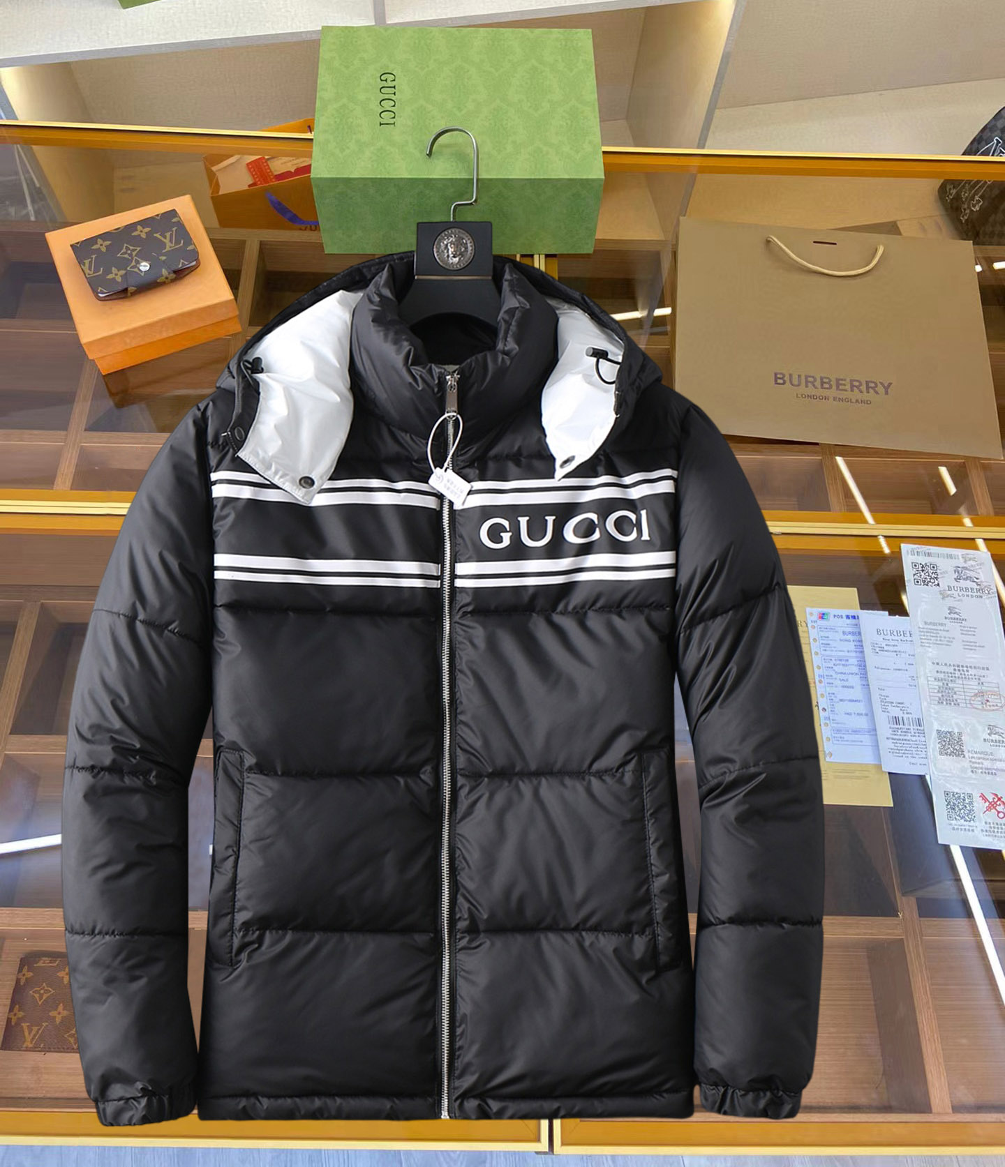 NO:629685,Gucci's new 2025ss winter down jacket with all three standards, the new product on the show is in perfect condition, comfortable and warm, the color is full and attractive, the design is very outstanding, it can easily enhance the sense of fashion, the workmanship is extremely sophisticated and rigorous, and the wiring is neat and meticulous!  A masterpiece from a famous designer!  The upper body does not look bloated and is super handsome!  Available sizes M ~ XXXL,,jackets & coats,down jacket,alexander wang19860909古奇 三标齐全 2025ss冬季新款羽绒棉服外套,秀场新品品相非常完美,舒适保暖,色泽饱满诱人,非常出彩的设计,轻松将时髦感进阶,做工极为考究严谨,走线工整细致！大牌设计师巨作！上身不显臃肿、超级帅气！现货码数M ～ XXXL,,jackets & coats,down jacket,alexander wang,Men's clothing