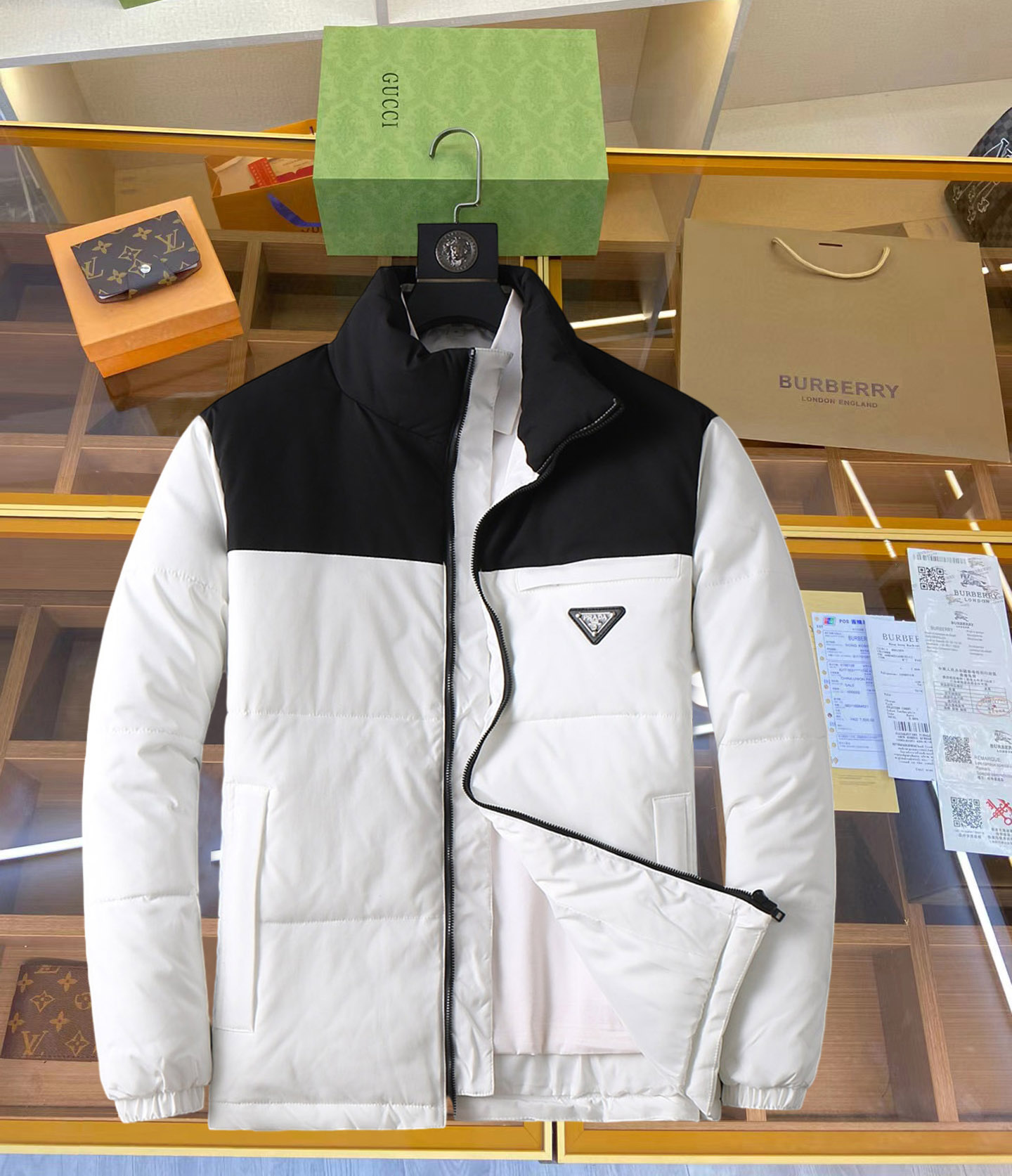 NO:629699,Prada's new 2025ss winter down jacket with all three standards is in perfect condition. It's comfortable and warm, and the color is full and attractive. The design is very outstanding, and it can easily enhance the sense of fashion. The workmanship is extremely sophisticated and rigorous, and the wiring is neat and meticulous!  A masterpiece from a famous designer!  The upper body does not look bloated and is super handsome!  Available sizes M ~ XXXL,,prada,jackets & coats,down jacket,alexander wang19860909普拉达 三标齐全 2025ss冬季新款羽绒棉服外套,秀场新品品相非常完美,舒适保暖,色泽饱满诱人,非常出彩的设计,轻松将时髦感进阶,做工极为考究严谨,走线工整细致！大牌设计师巨作！上身不显臃肿、超级帅气！现货码数M ～ XXXL,,prada,jackets & coats,down jacket,alexander wang,Men's clothing