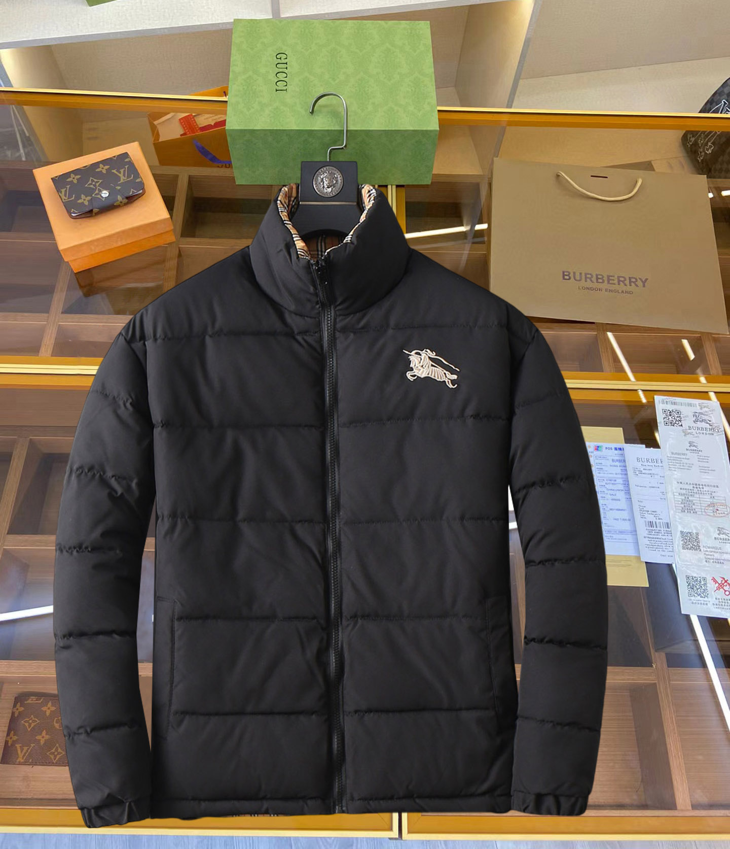 NO:629707,Burberry's new 2025ss winter down jacket with all three standards, the new product on the show is in perfect condition, comfortable and warm, the color is full and attractive, the design is very outstanding, it can easily enhance the fashion sense, the workmanship is extremely sophisticated and rigorous, and the wiring is neat and meticulous!  A masterpiece from a famous designer!  The upper body does not look bloated and is super handsome!  Available sizes M ~ XXXL,,burberry,jackets & coats,down jacket,alexander wang19860909巴宝莉 三标齐全 2025ss冬季新款羽绒棉服外套,秀场新品品相非常完美,舒适保暖,色泽饱满诱人,非常出彩的设计,轻松将时髦感进阶,做工极为考究严谨,走线工整细致！大牌设计师巨作！上身不显臃肿、超级帅气！现货码数M ～ XXXL,,burberry,jackets & coats,down jacket,alexander wang,Men's clothing