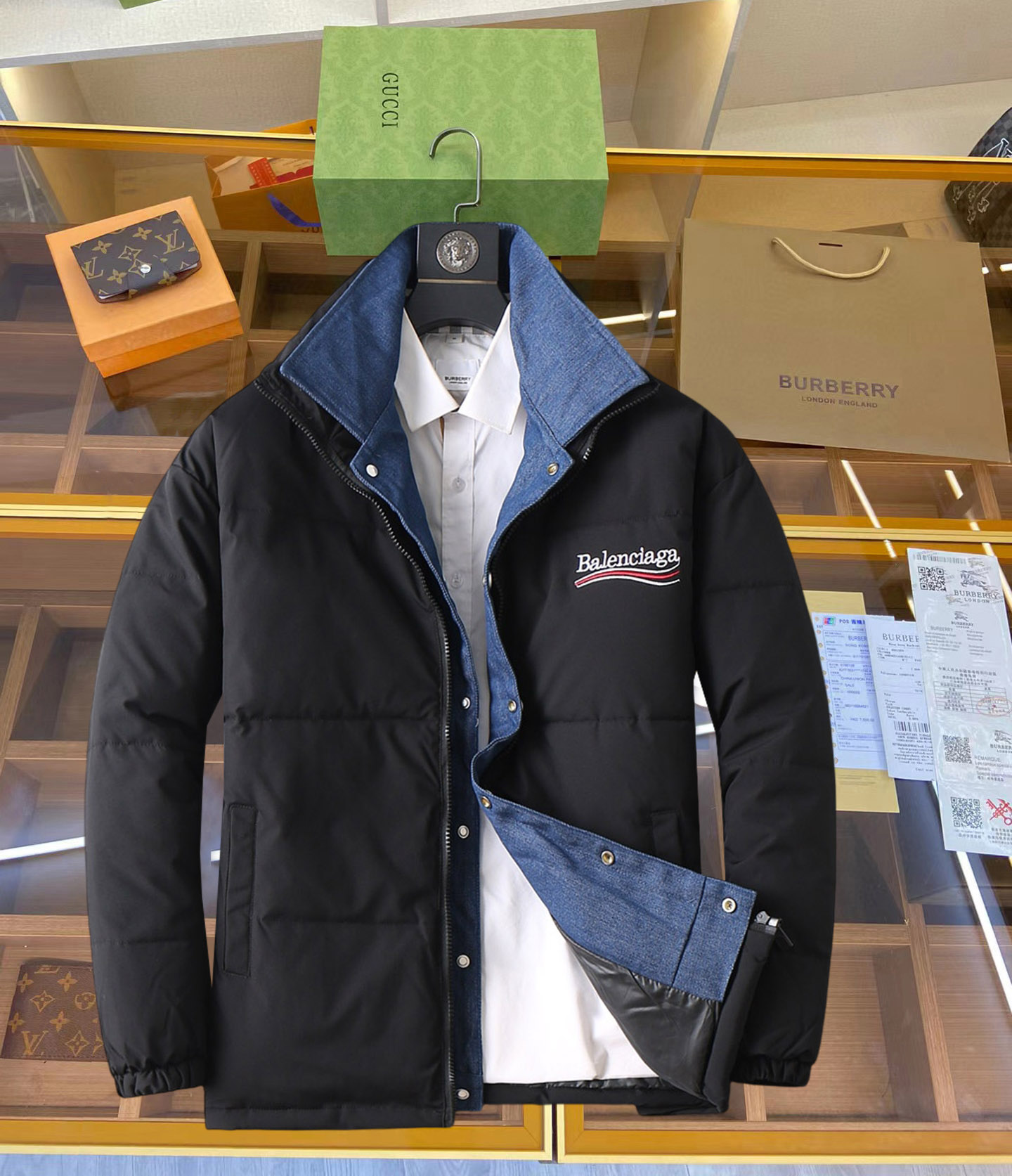 NO:629715,Balenciaga's 2025ss new winter down jacket with all three standards, the new product on the show is in perfect condition, comfortable and warm, the color is full and attractive, the design is very brilliant, it can easily enhance the sense of fashion, the workmanship is extremely sophisticated and rigorous, and the wiring is neat and meticulous!  A masterpiece from a famous designer!  The upper body does not look bloated and is super handsome!  Available sizes M ~ XXXL,,balenciaga,jackets & coats,down jacket,alexander wang19860909巴黎世家 三标齐全 2025ss冬季新款羽绒棉服外套,秀场新品品相非常完美,舒适保暖,色泽饱满诱人,非常出彩的设计,轻松将时髦感进阶,做工极为考究严谨,走线工整细致！大牌设计师巨作！上身不显臃肿、超级帅气！现货码数M ～ XXXL,,balenciaga,jackets & coats,down jacket,alexander wang,Men's clothing