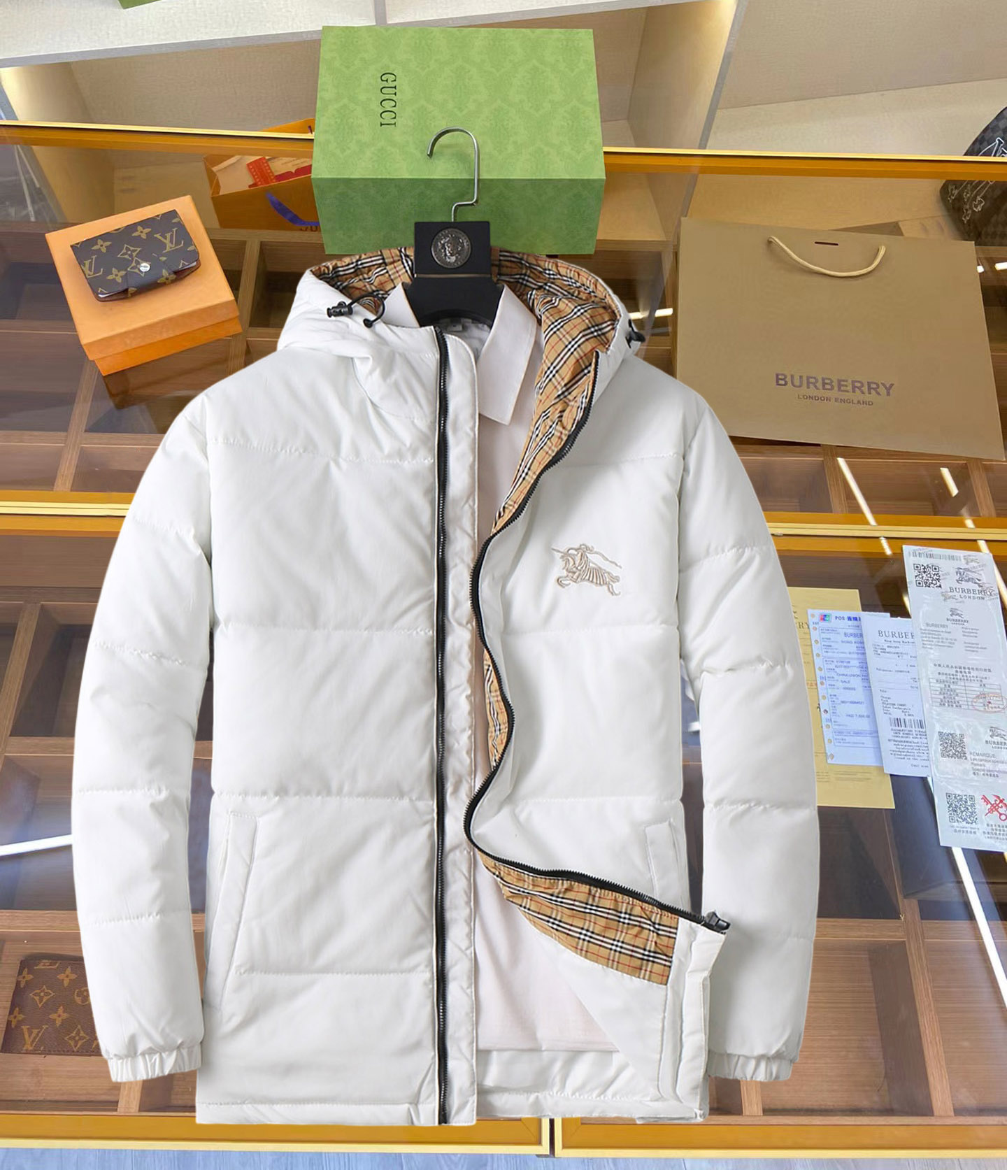 NO:629722,Burberry's new 2025ss winter down jacket with all three standards, the new product on the show is in perfect condition, comfortable and warm, the color is full and attractive, the design is very outstanding, it can easily enhance the fashion sense, the workmanship is extremely sophisticated and rigorous, and the wiring is neat and meticulous!  A masterpiece from a famous designer!  The upper body does not look bloated and is super handsome!  Available sizes M ~ XXXL,,burberry,jackets & coats,down jacket,alexander wang19860909巴宝莉 三标齐全 2025ss冬季新款羽绒棉服外套,秀场新品品相非常完美,舒适保暖,色泽饱满诱人,非常出彩的设计,轻松将时髦感进阶,做工极为考究严谨,走线工整细致！大牌设计师巨作！上身不显臃肿、超级帅气！现货码数M ～ XXXL,,burberry,jackets & coats,down jacket,alexander wang,Men's clothing