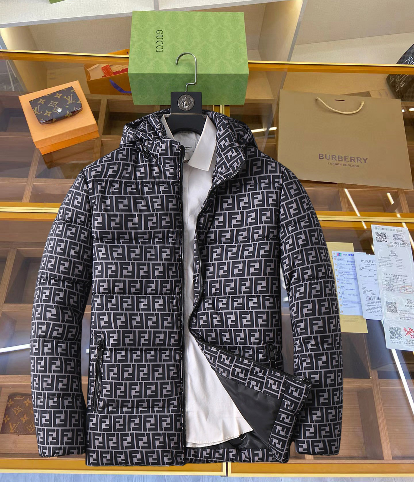 NO:629730,Fendi's new 2025ss winter down jacket with three complete standards, the new product on the show is in perfect condition, comfortable and warm, the color is full and attractive, the design is very outstanding, it can easily enhance the sense of fashion, the workmanship is extremely sophisticated and rigorous, and the wiring is neat and meticulous!  A masterpiece from a famous designer!  The upper body does not look bloated and is super handsome!  Available sizes M ~ XXXL,,fendi,jackets & coats,down jacket,alexander wang19860909芬迪 三标齐全 2025ss冬季新款羽绒棉服外套,秀场新品品相非常完美,舒适保暖,色泽饱满诱人,非常出彩的设计,轻松将时髦感进阶,做工极为考究严谨,走线工整细致！大牌设计师巨作！上身不显臃肿、超级帅气！现货码数M ～ XXXL,,fendi,jackets & coats,down jacket,alexander wang,Men's clothing