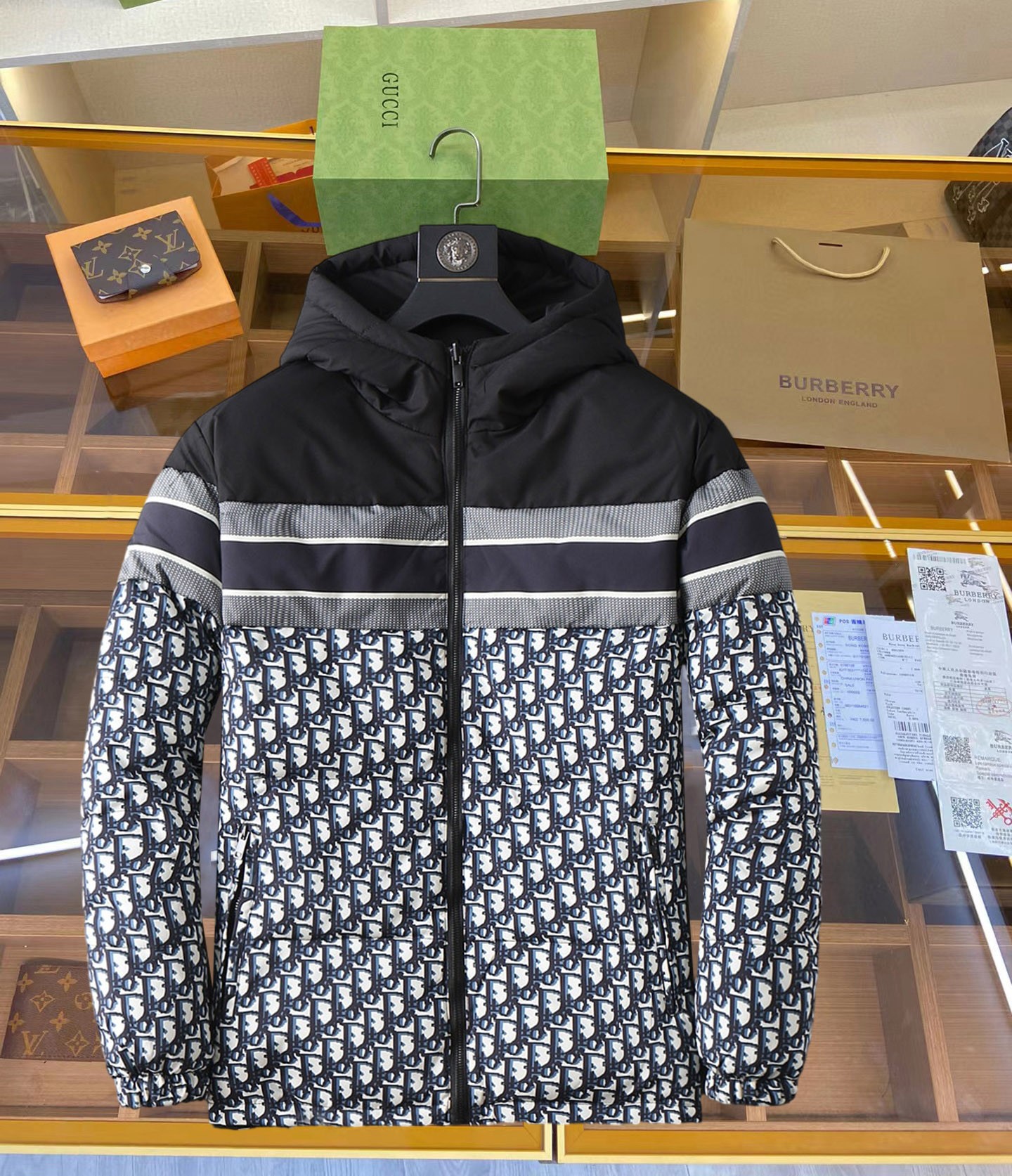 NO:629735,Dior's new 2025ss winter double-sided down jacket with complete three standards. The new product on the show is in perfect condition. It is comfortable and warm, and the color is full and attractive. It has a very outstanding design and can easily enhance the sense of fashion. The workmanship is extremely sophisticated and rigorous, and the wiring is neat and meticulous!  A masterpiece from a famous designer!  The upper body does not look bloated and is super handsome!  Available sizes M ~ XXXL,,dior,jackets & coats,down jacket,alexander wang19860909迪奥 三标齐全 2025ss冬季新款双面羽绒棉服外套,秀场新品品相非常完美,舒适保暖,色泽饱满诱人,非常出彩的设计,轻松将时髦感进阶,做工极为考究严谨,走线工整细致！大牌设计师巨作！上身不显臃肿、超级帅气！现货码数M ～ XXXL,,dior,jackets & coats,down jacket,alexander wang,Men's clothing