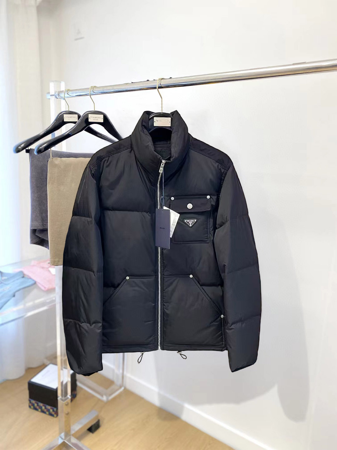 NO:712593,Support replacement after the year!  Prada's 2025 new winter down 90 white duck down jacket, the new product on the show is in perfect condition, comfortable and warm, the color is full and attractive, the very outstanding design easily enhances the sense of fashion, the workmanship is extremely sophisticated and rigorous, and the wiring is neat and meticulous!  A masterpiece from a famous designer!  The upper body does not look bloated and is super handsome!  Counter size M～XXXL,,prada,jackets & coats,down jacket,19860909支持年后退换！ 普拉达 2025冬季新款羽绒90白鸭绒外套,秀场新品品相非常完美,舒适保暖,色泽饱满诱人,非常出彩的设计,轻松将时髦感进阶,做工极为考究严谨,走线工整细致！大牌设计师巨作！上身不显臃肿、超级帅气！柜台码数M～XXXL,,prada,jackets & coats,down jacket,,Men's clothing