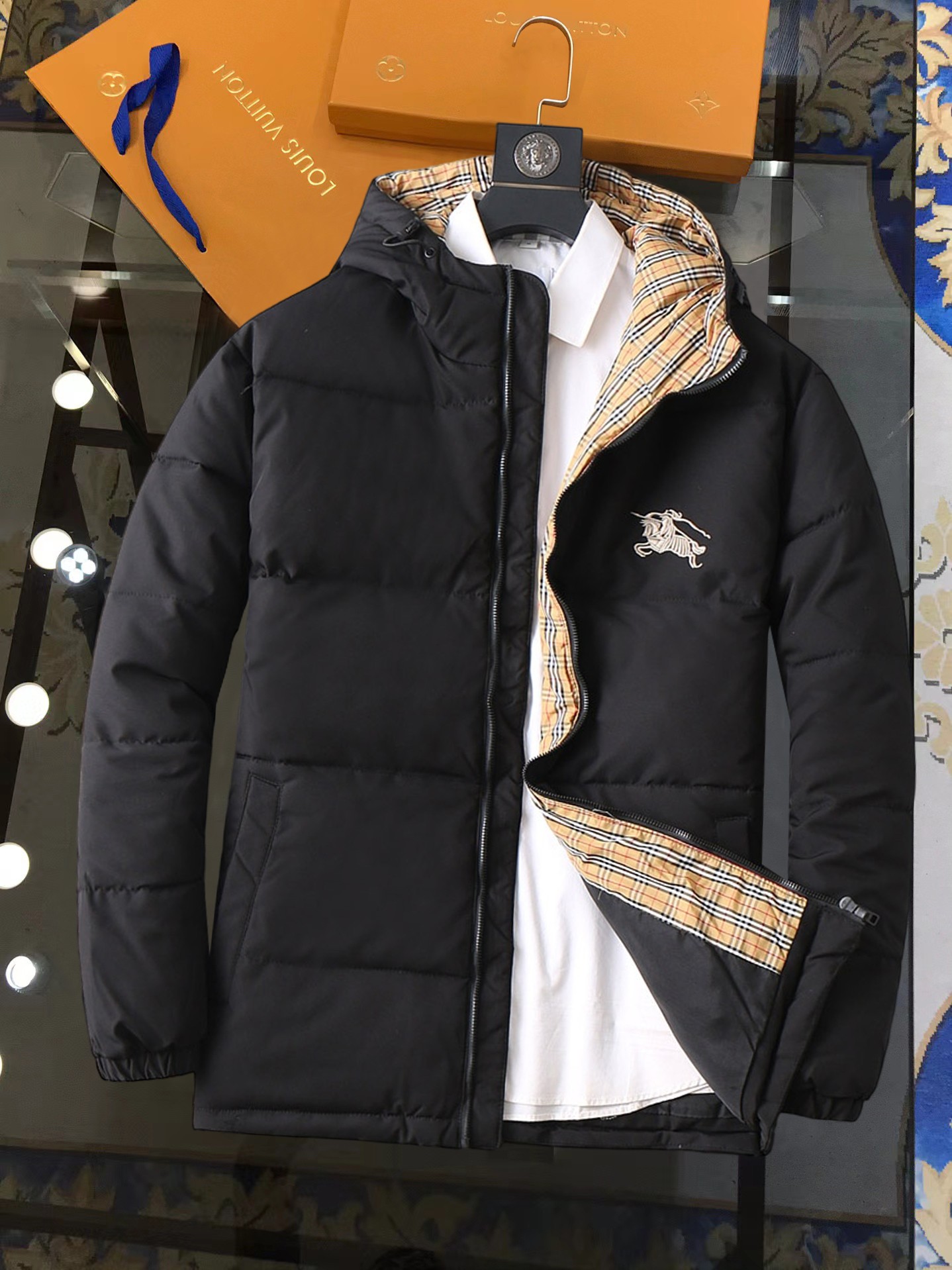 NO:728437,Support replacement after the year!  Burberry's three-standard complete ss new winter down jacket, the new product on the show is in perfect condition, comfortable and warm, the color is full and attractive, the very outstanding design can easily enhance the fashion sense, the workmanship is extremely sophisticated and rigorous, and the wiring is neat and meticulous!  A masterpiece from a famous designer!  The upper body does not look bloated and is super handsome!  Available sizes M ~ XXXL,,burberry,jackets & coats,down jacket,19860909支持年后退换！ 巴宝莉 三标齐全 ss冬季新款羽绒棉服外套,秀场新品品相非常完美,舒适保暖,色泽饱满诱人,非常出彩的设计,轻松将时髦感进阶,做工极为考究严谨,走线工整细致！大牌设计师巨作！上身不显臃肿、超级帅气！现货码数M ～ XXXL,,burberry,jackets & coats,down jacket,,Men's clothing