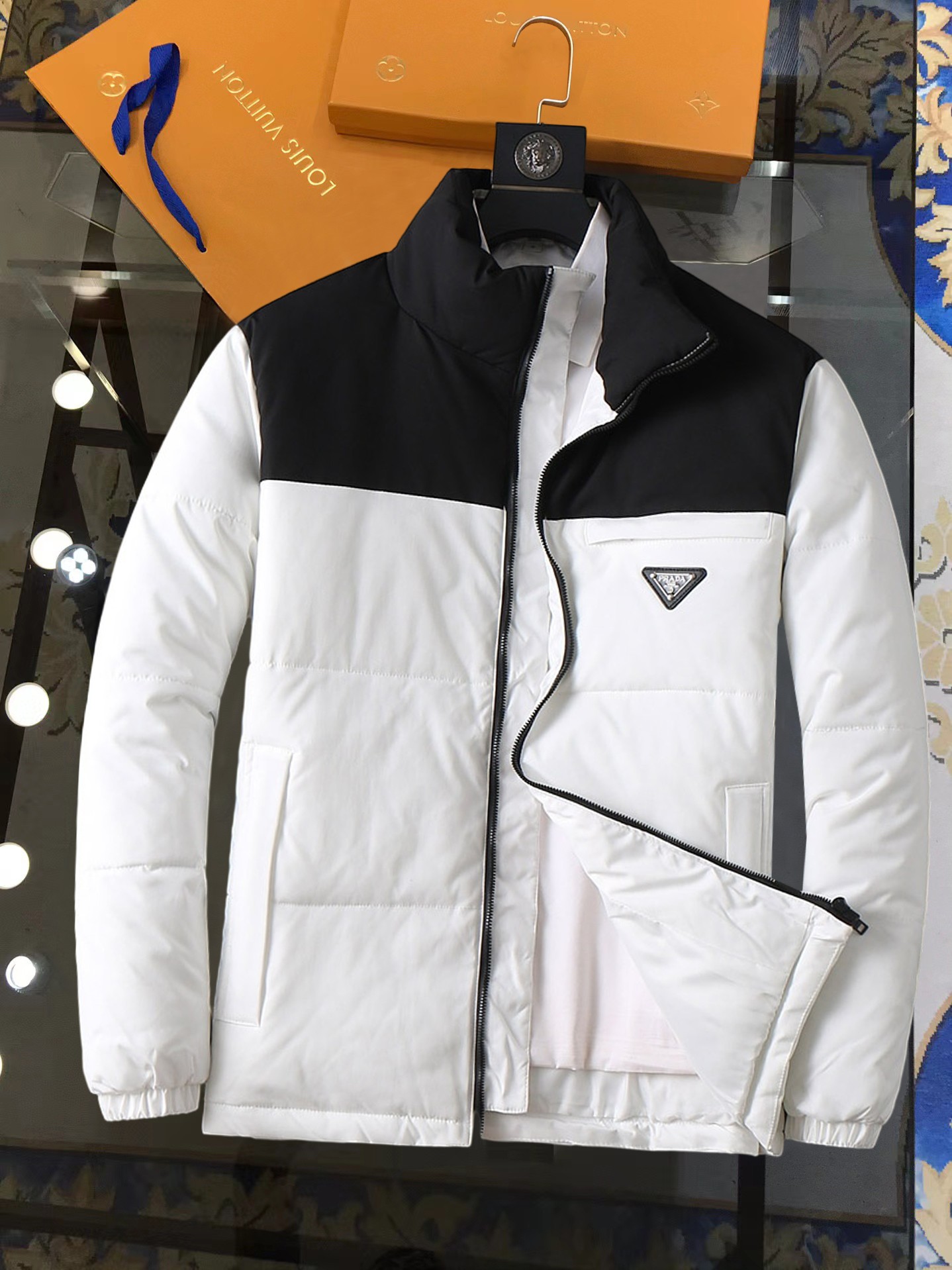 NO:728444,Support replacement after the year!  Prada's three-standard complete ss new winter down jacket, the new product on the show is in perfect condition, comfortable and warm, the color is full and attractive, the design is very outstanding, it can easily enhance the sense of fashion, the workmanship is extremely sophisticated and rigorous, and the wiring is neat and meticulous!  A masterpiece from a famous designer!  The upper body does not look bloated and is super handsome!  Available sizes M ~ XXXL,,prada,jackets & coats,down jacket,19860909支持年后退换！ 普拉达 三标齐全 ss冬季新款羽绒棉服外套,秀场新品品相非常完美,舒适保暖,色泽饱满诱人,非常出彩的设计,轻松将时髦感进阶,做工极为考究严谨,走线工整细致！大牌设计师巨作！上身不显臃肿、超级帅气！现货码数M ～ XXXL,,prada,jackets & coats,down jacket,,Men's clothing